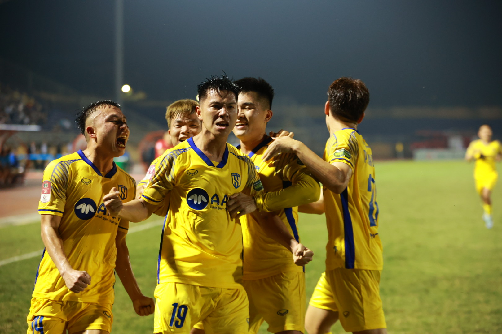 Văn Lâm chấn thương trong ngày Bình Định để thua SLNA