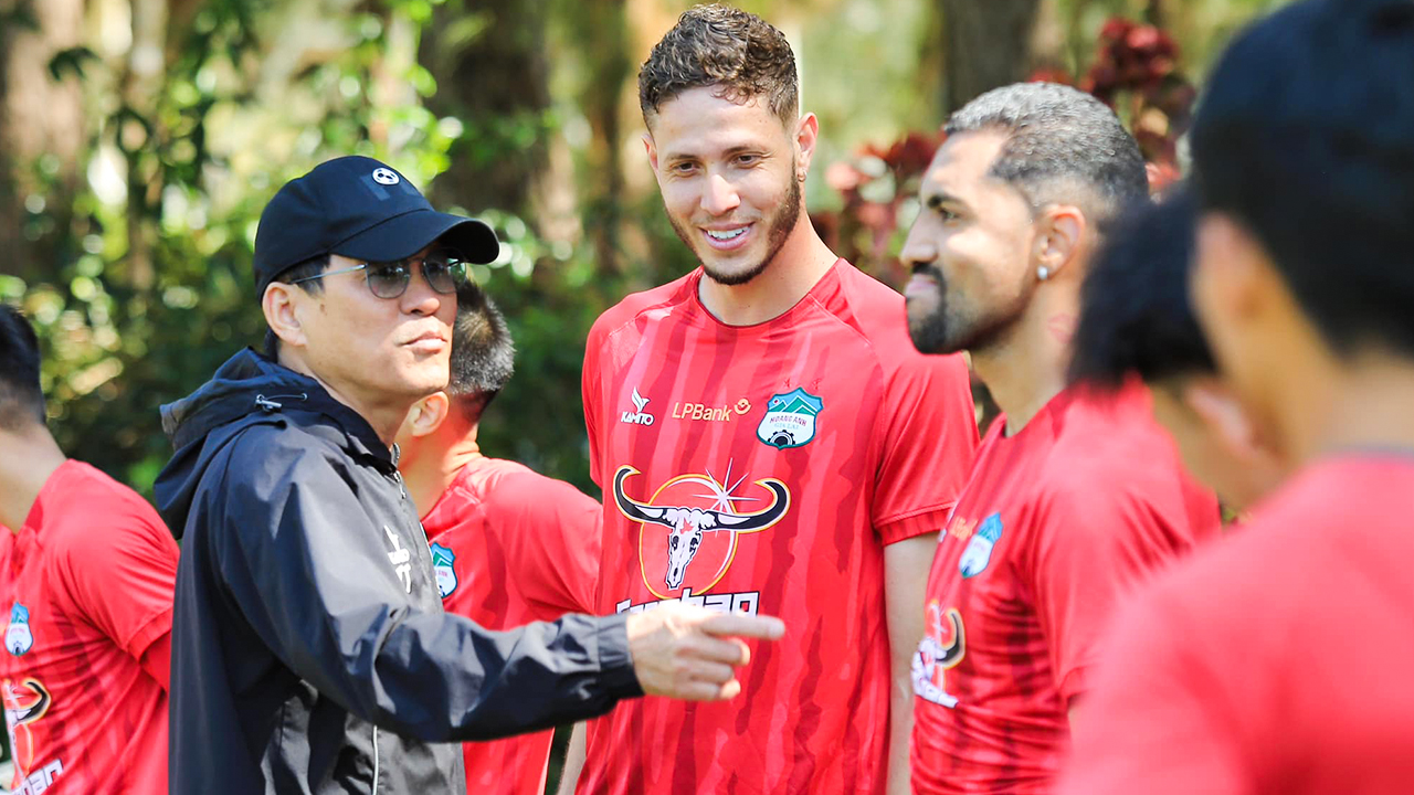 HAGL tính chiêu mộ 5 cầu thủ của Công An Hà Nội