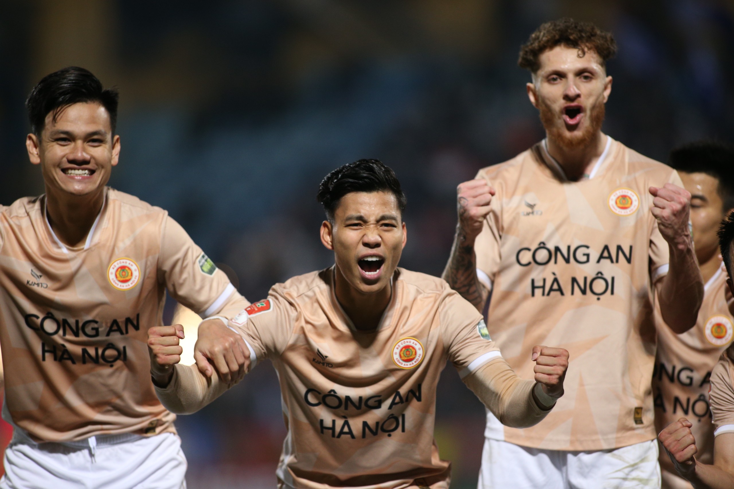 Vũ Văn Thanh chia sẻ điều đặc biệt về HLV Kiatisak