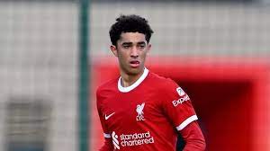 Đấm cầu thủ Man United, sao trẻ Liverpool bị cấm thi đấu