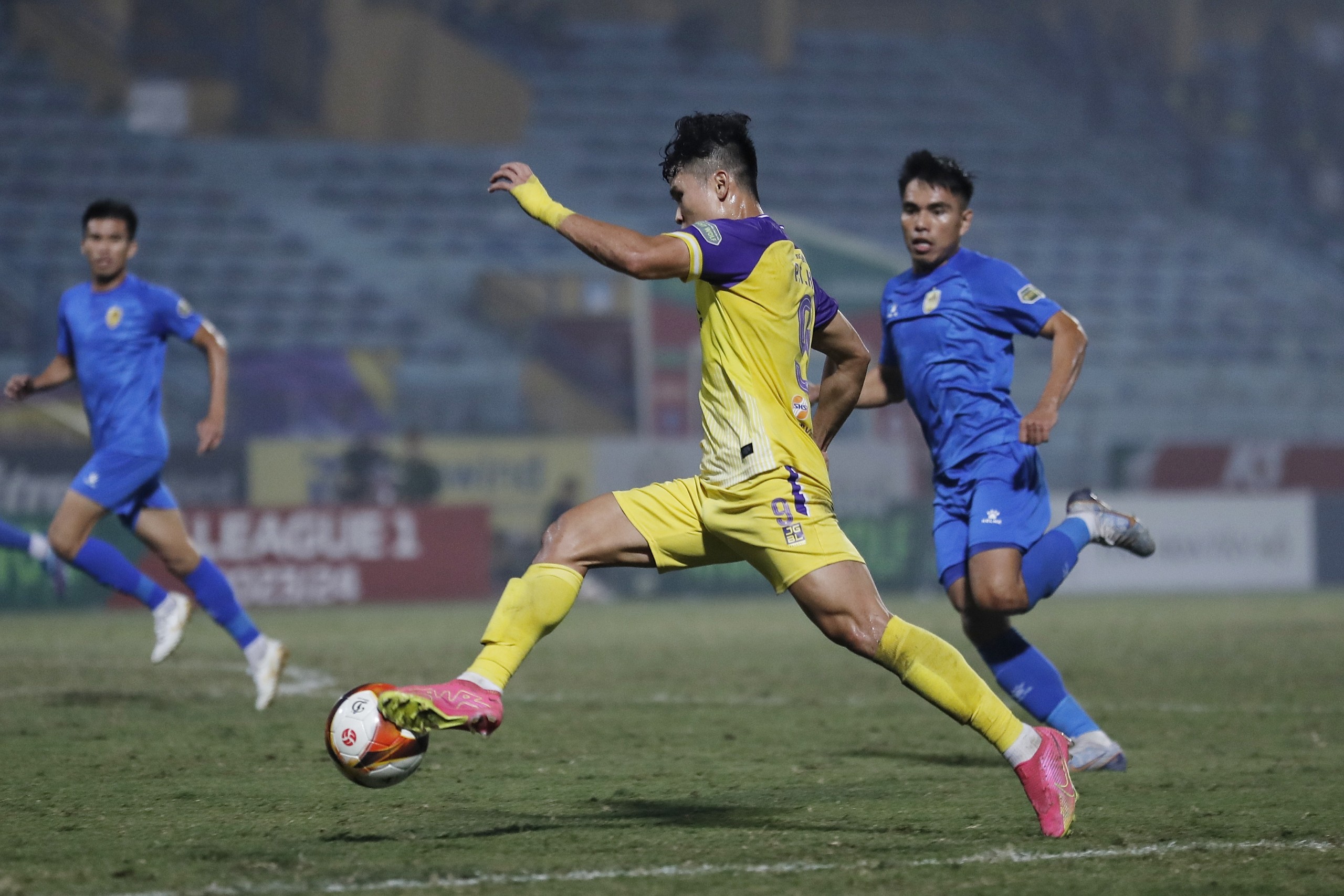 HLV Daiki Iwamasa bức xúc cực độ khi Tuấn Hải bị đối thủ “triệt hạ”