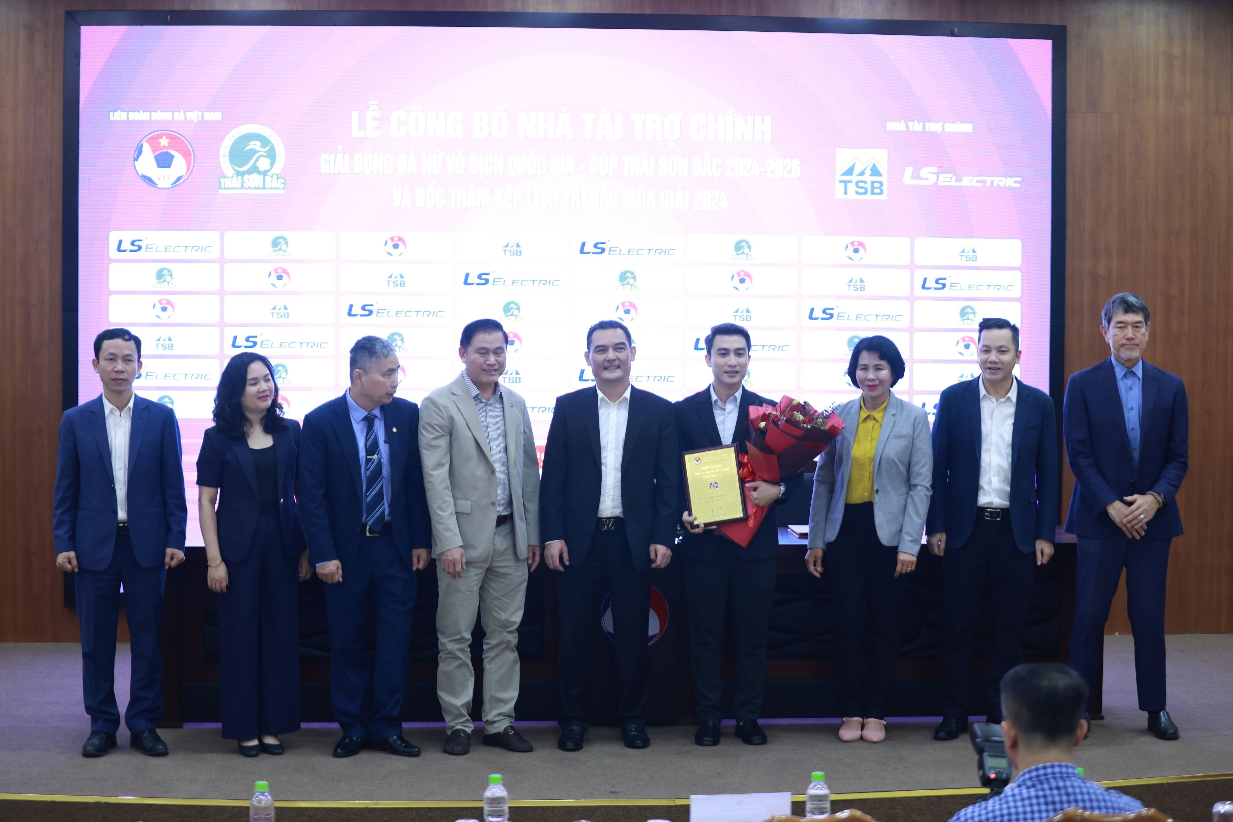 Thái Sơn Bắc mong muốn bóng đá nữ Việt Nam vươn tầm Quốc tế