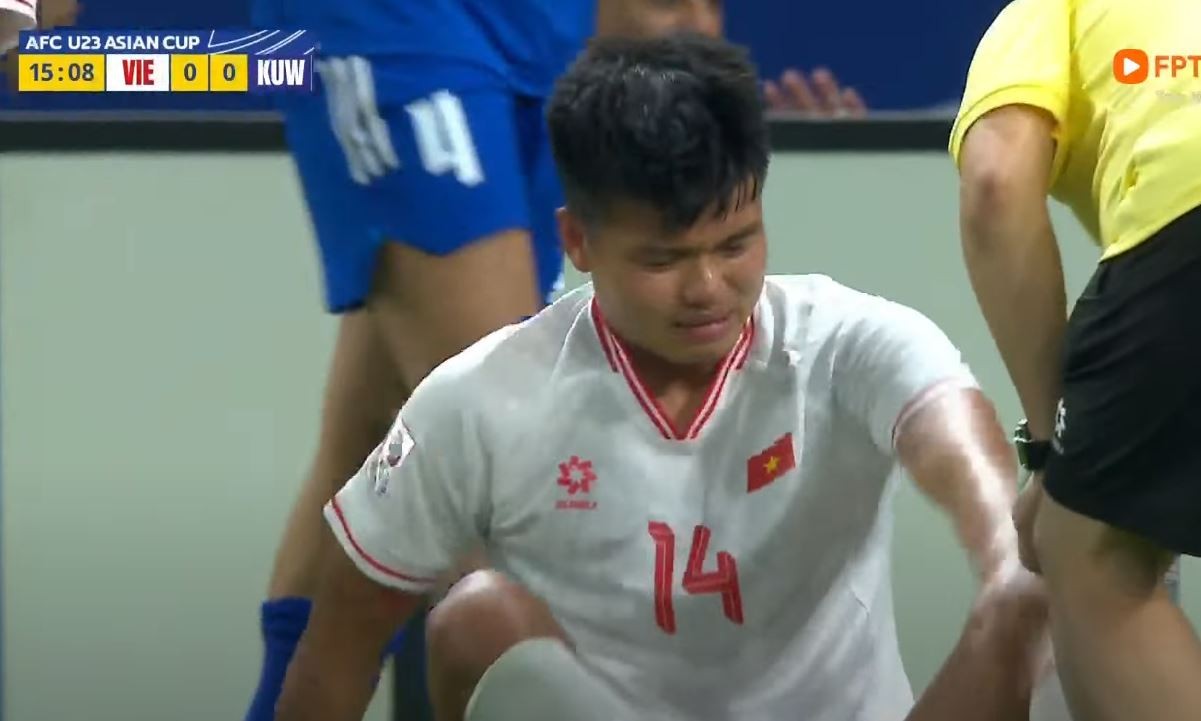 Tình huống hài hước: Văn Khang và Văn Tùng (U23 Việt Nam) tranh nhau sút bóng