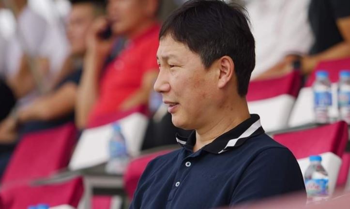 HLV Kim Sang Sik đi xem đội bóng của thầy Park đá giải Hạng Nhì