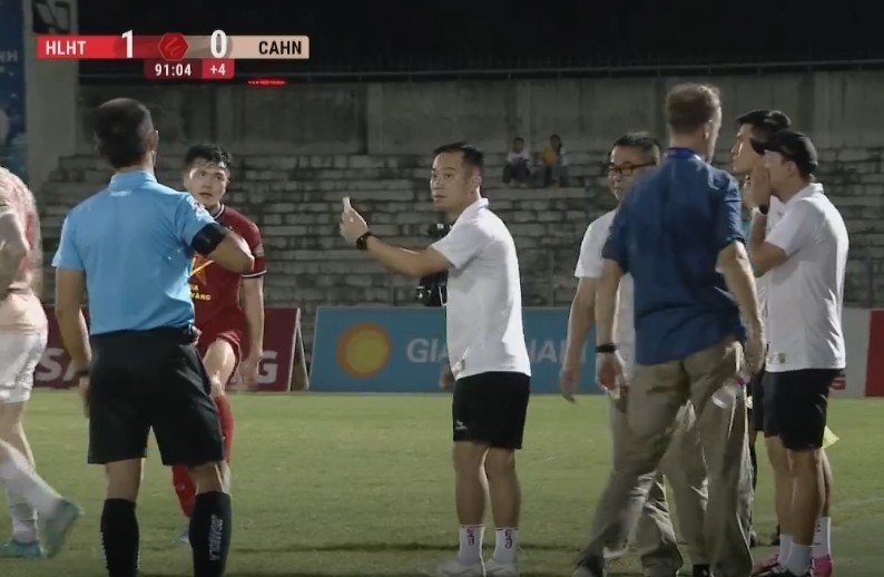 Trợ lý CLB CAHN cầm điện thoại vào sân quay video, gây áp lực với trọng tài