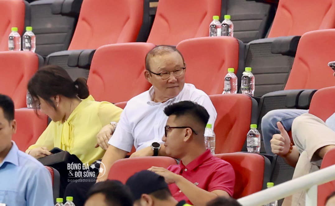 Con trai HLV Park Hang Seo trêu đùa: "Bố có còn là huấn luyện viên nữa đâu"