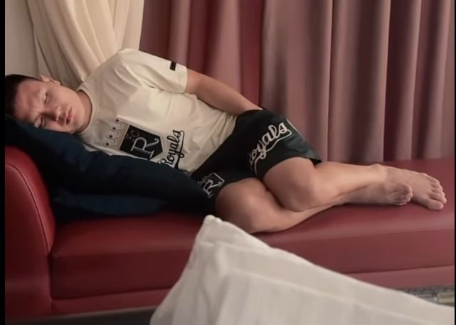 Quang Hải ngủ gật trên ghế sofa sau đêm dài chăm vợ, hé lộ tên gọi của quý tử