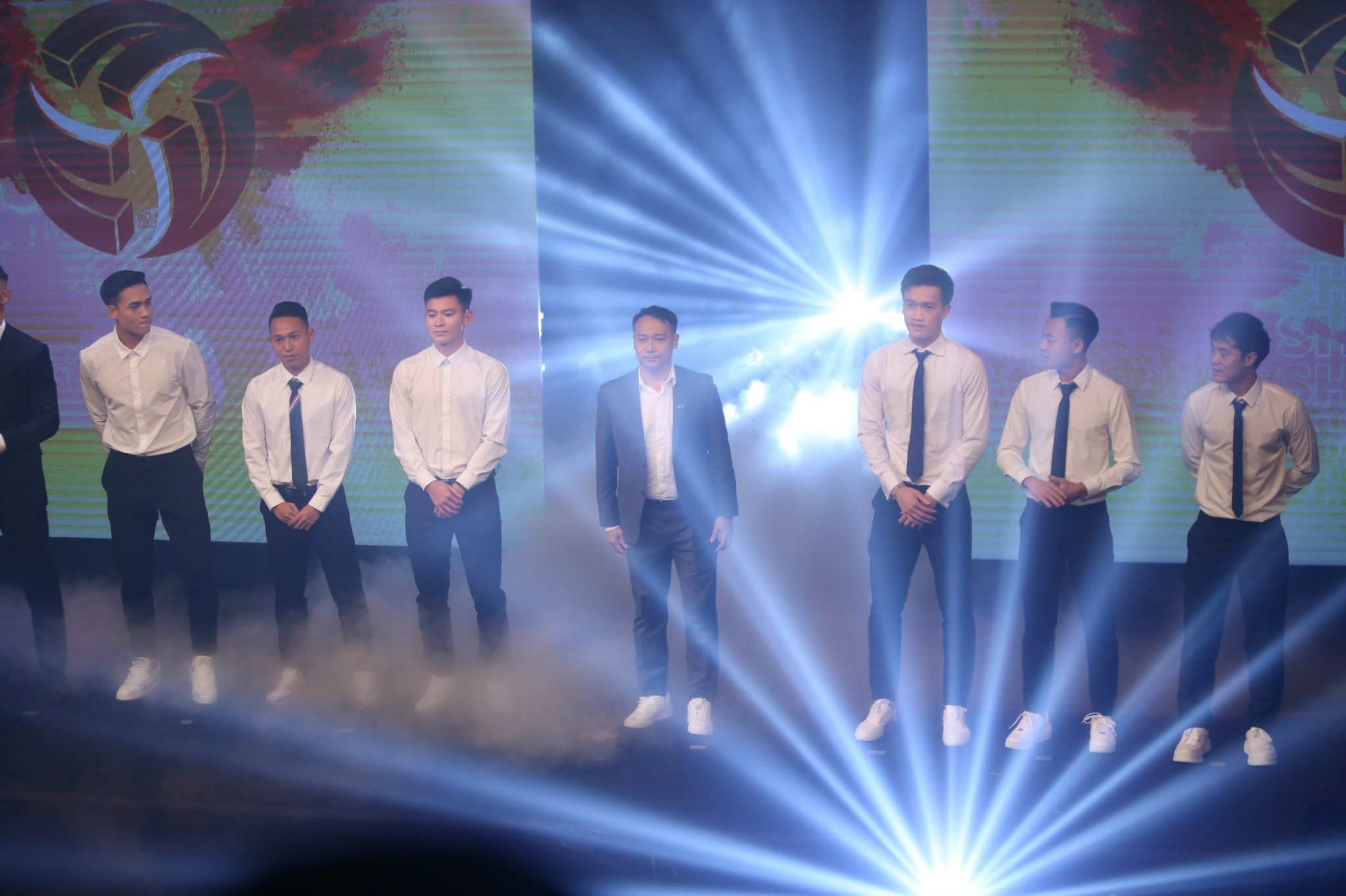 Cầu thủ Việt 'khốn khổ' vì những con số ảo