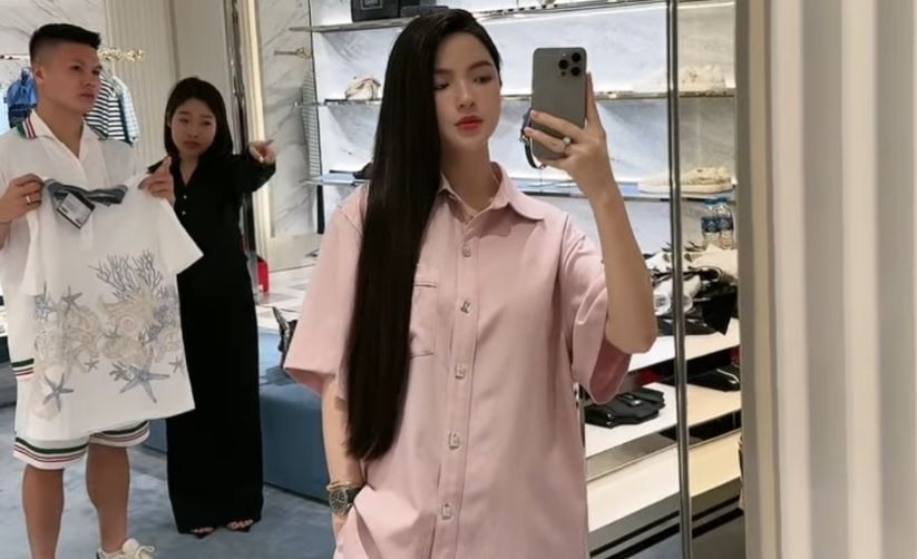 Quang Hải và Chu Thanh Huyền "trốn" con đi mua sắm, nàng WAG khoe dáng thon gọn