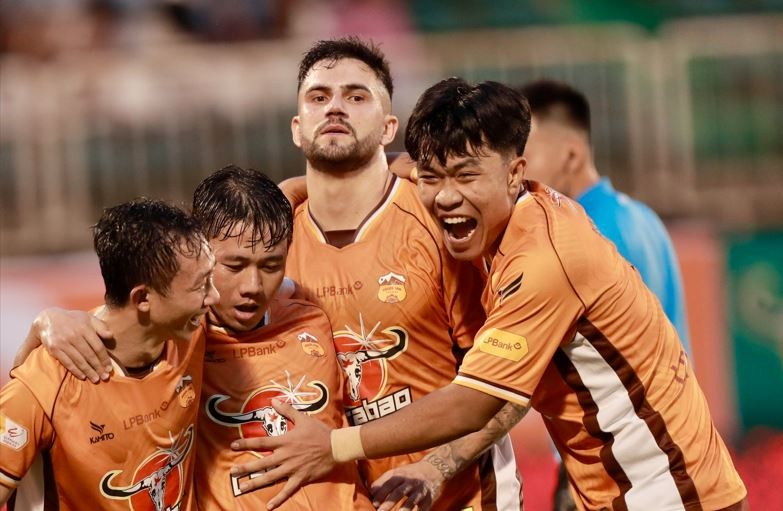 HAGL duy trì phong độ khó tin, khiến SLNA tay trắng rời Pleiku