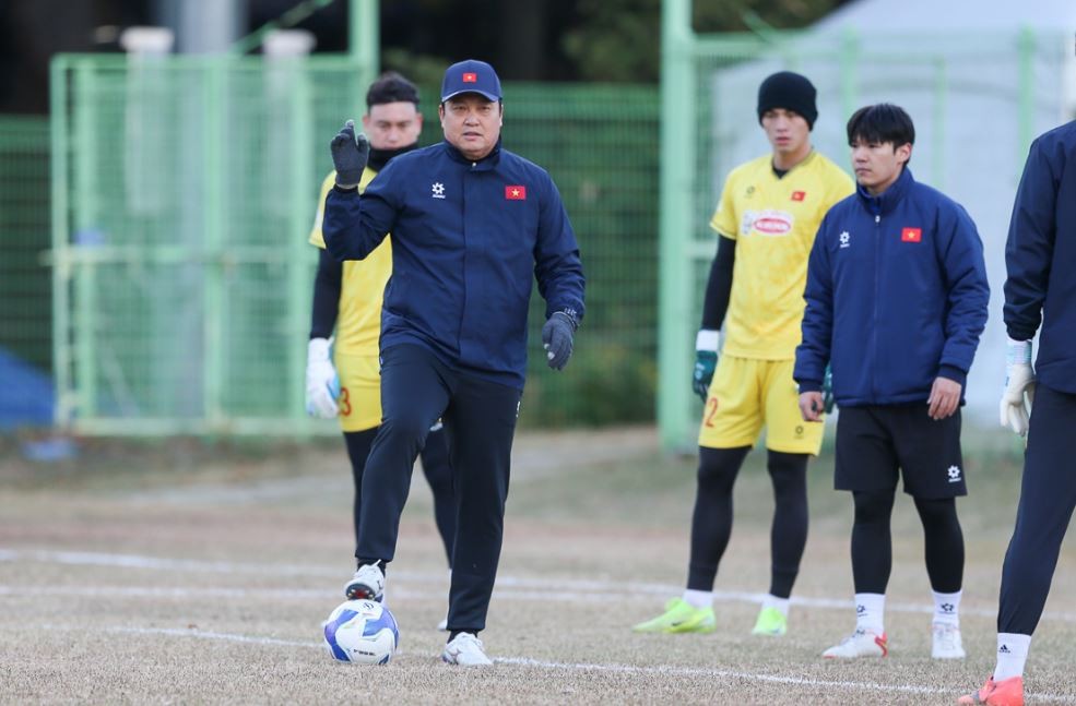 HLV Kim Sang Sik nói về “trợ thủ” mới: “Chỉ cần ông ấy có mặt thôi đã quý rồi”