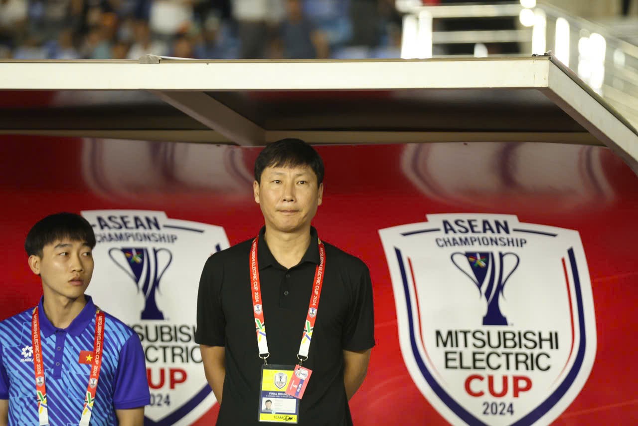 HLV Kim Sang Sik chê mặt cỏ SVĐ quốc gia Lào, tiết lộ bí kíp bùng nổ trong hiệp 2