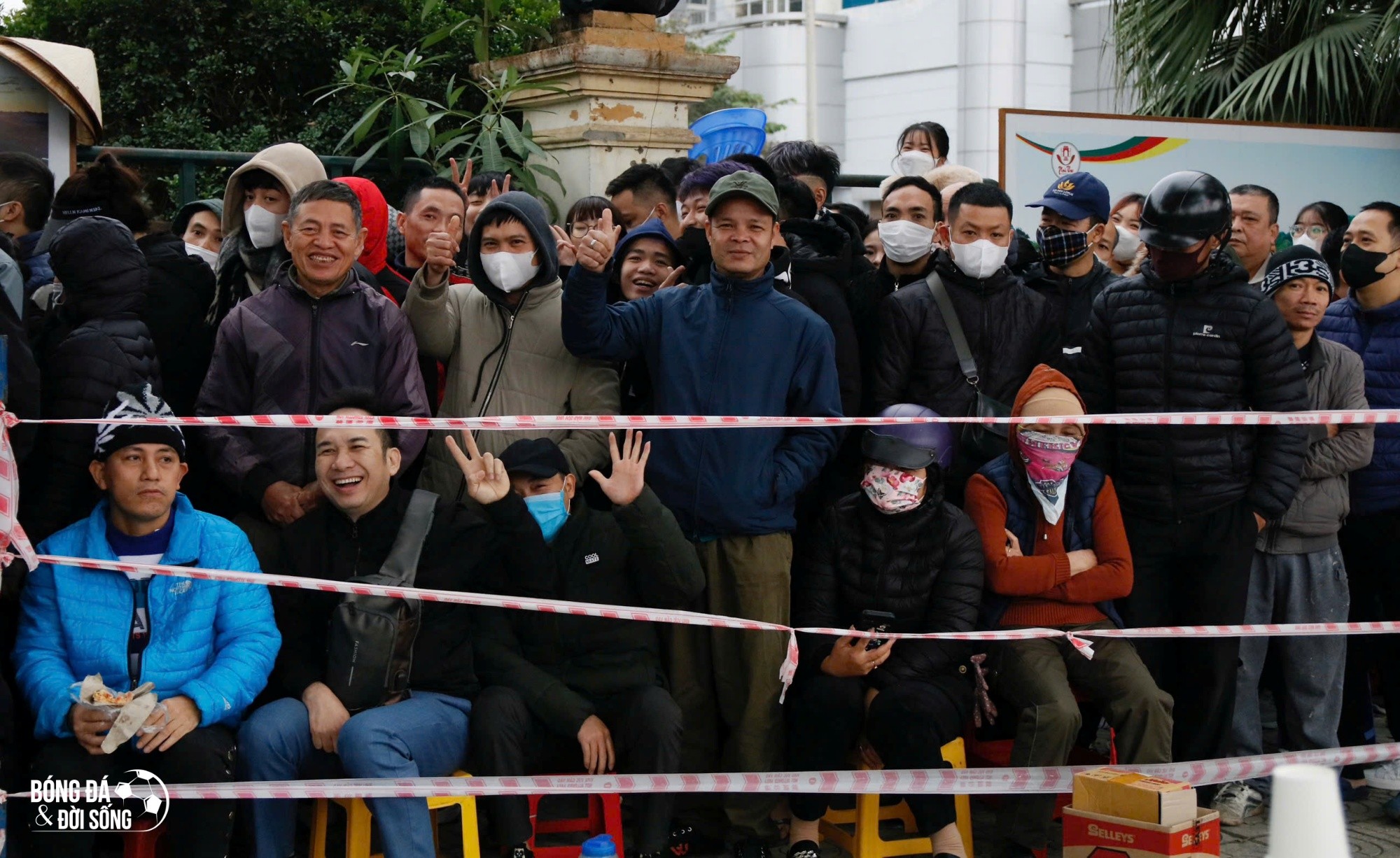 Người hâm mộ xếp hàng dài trăm mét, mang ghế nhựa ngồi chờ vài tiếng mua vé xem ĐT Việt Nam