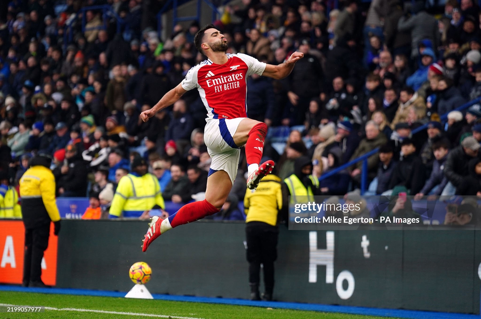 Siêu dự bị Mikel Merino tỏa sáng, Arsenal tạo áp lực cho Liverpool