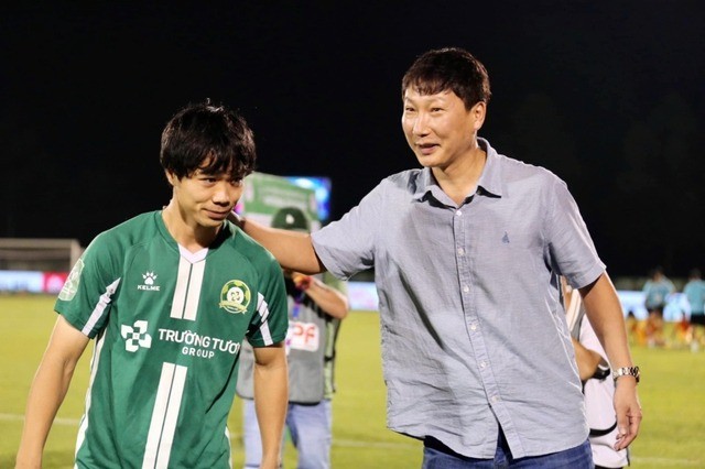 HLV Kim Sang Sik tiếp tục "bỏ quên" Công Phượng, Văn Toàn trở lại đúng lúc