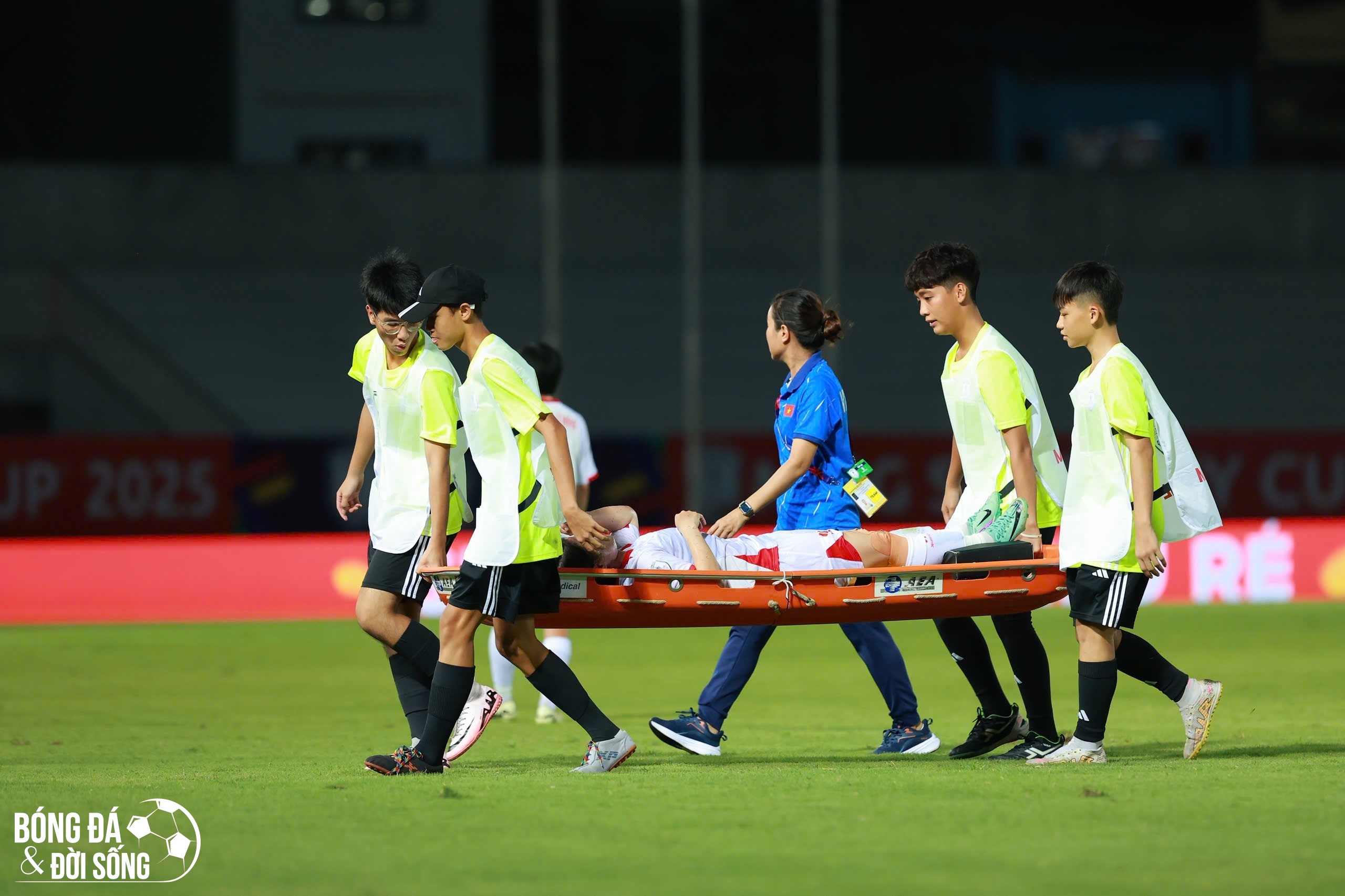 Tiền vệ tuyển Việt Nam nhập viện sau pha va chạm ở giải Đông Nam Á