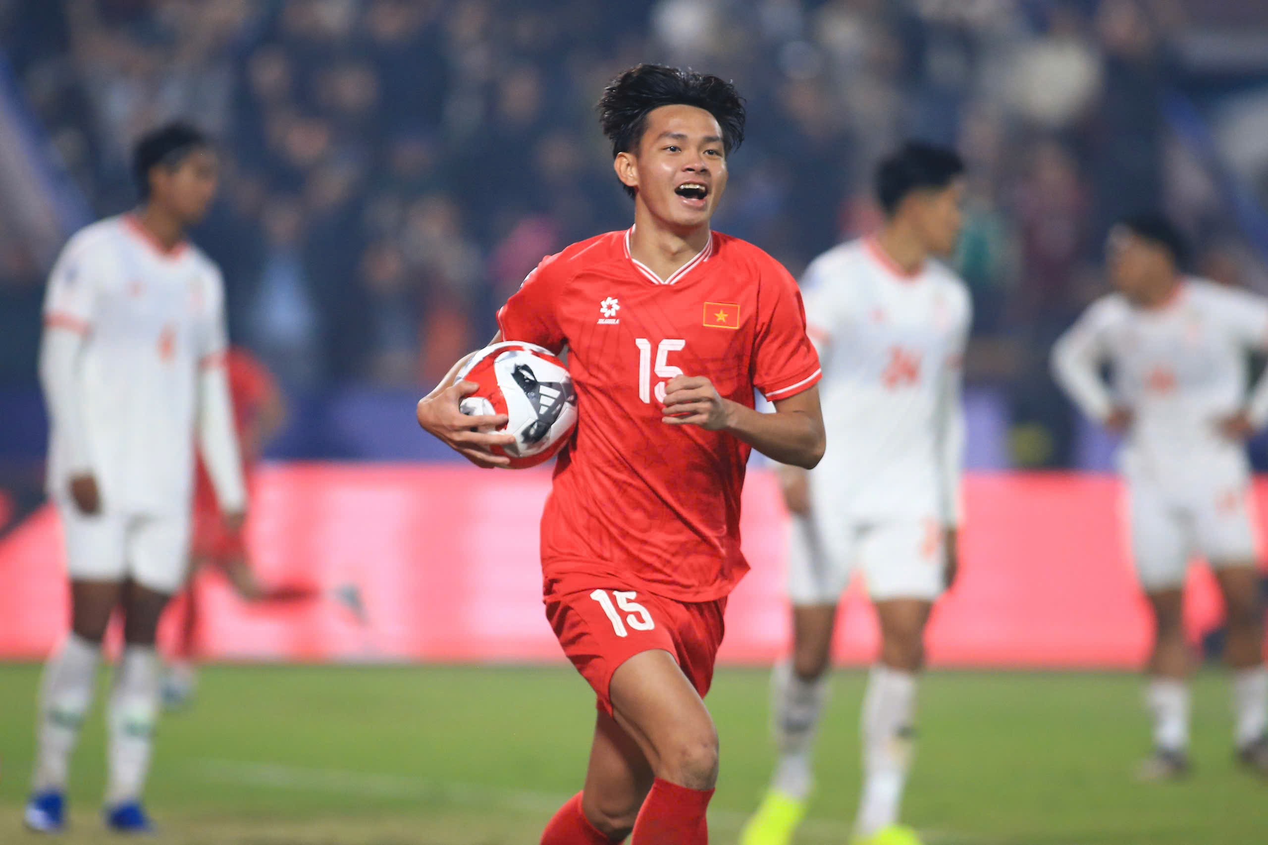 Tiền đạo Bùi Vĩ Hào báo tin vui cho HLV Kim Sang Sik