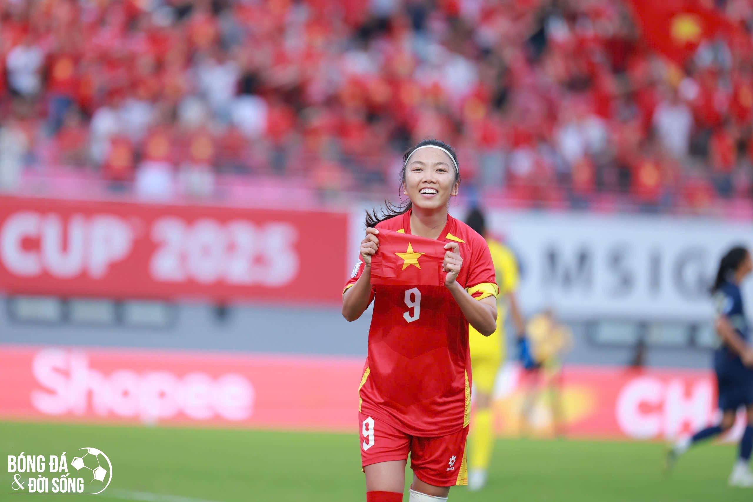 Đội trưởng Huỳnh Như xúc động sau khi cùng tuyển Việt Nam đánh bại Thái Lan