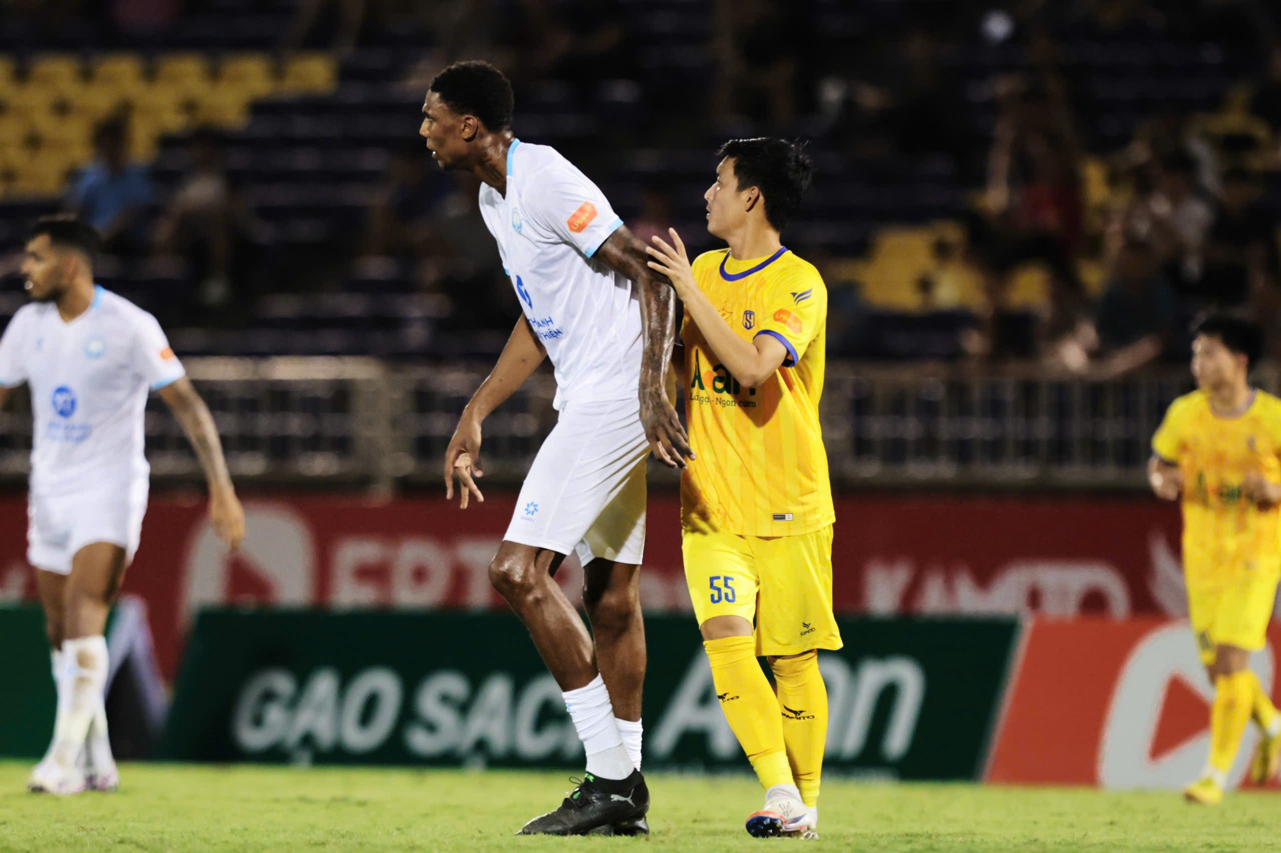 Trung vệ SLNA tiết lộ bí quyết "khoá chặt" tiền đạo cao nhất thế giới