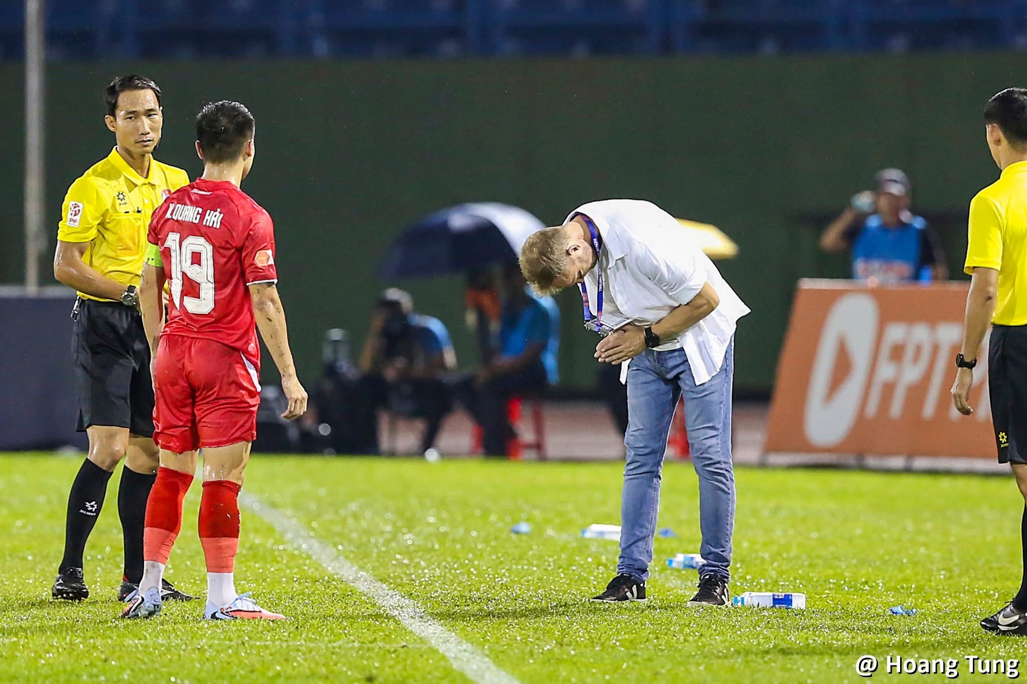 HLV Polking nói gì về hành động cúi lạy trọng tài tại V-League?