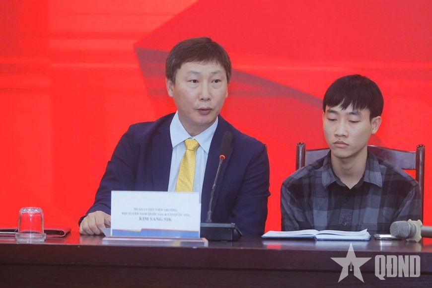 HLV Kim Sang-sik hé lộ lý do triệu tập cầu thủ Việt kiều Trần Thành Trung