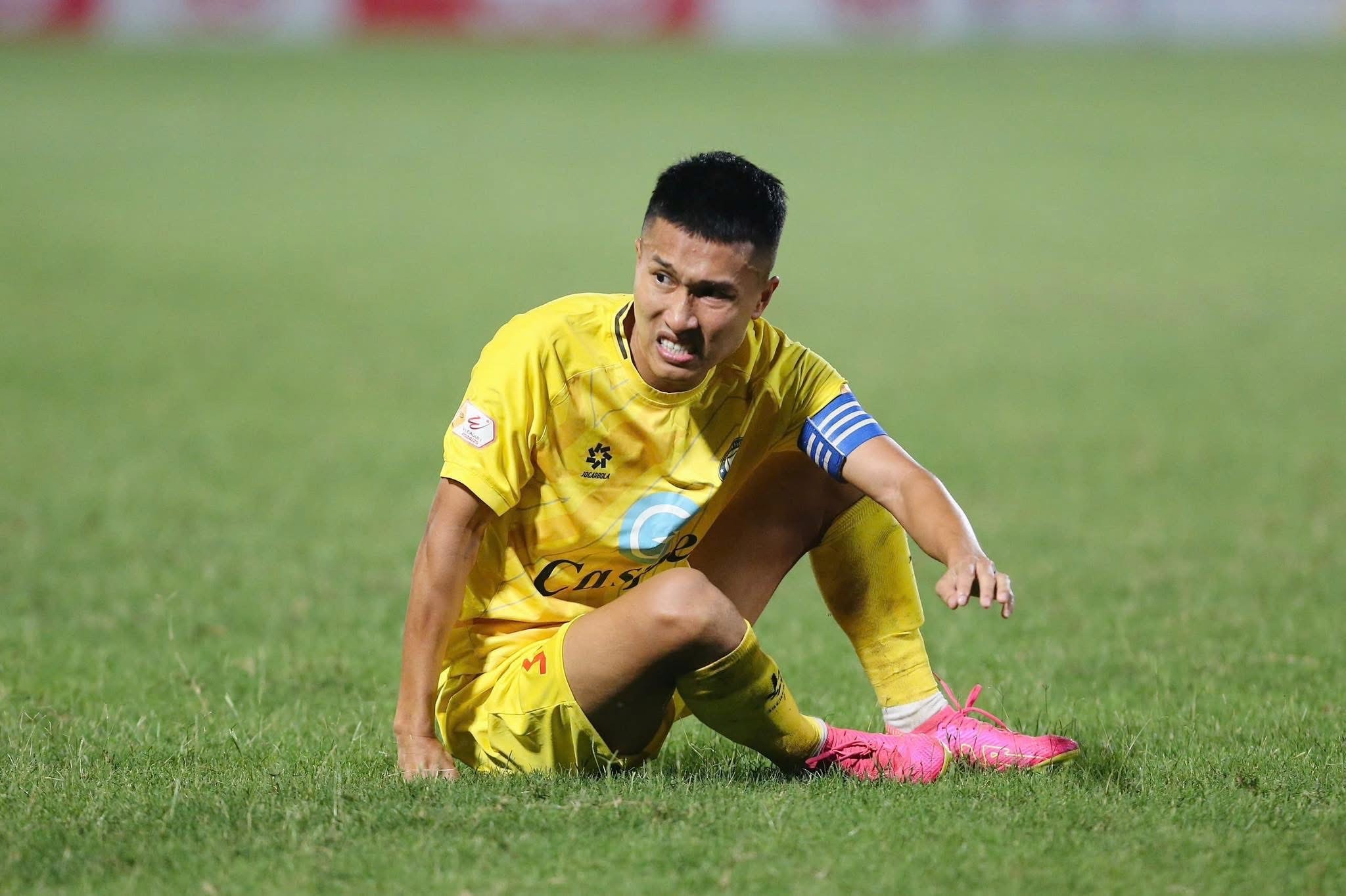 Tiền vệ Doãn Ngọc Tân báo tin dữ cho HLV Kim Sang Sik