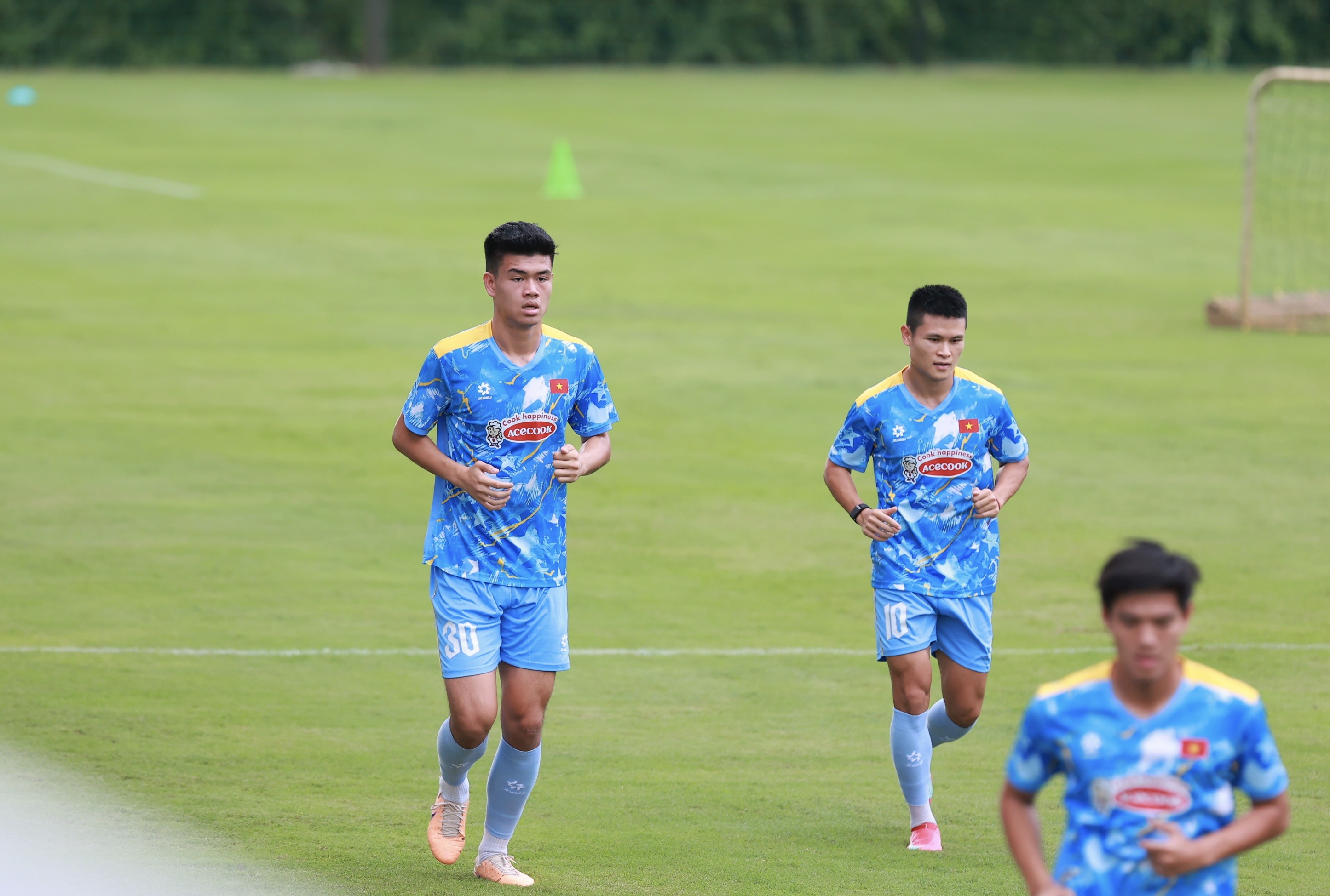 Đinh Quang Kiệt – trung vệ tuổi 18 lập kỷ lục chiều cao ở tuyển Việt Nam