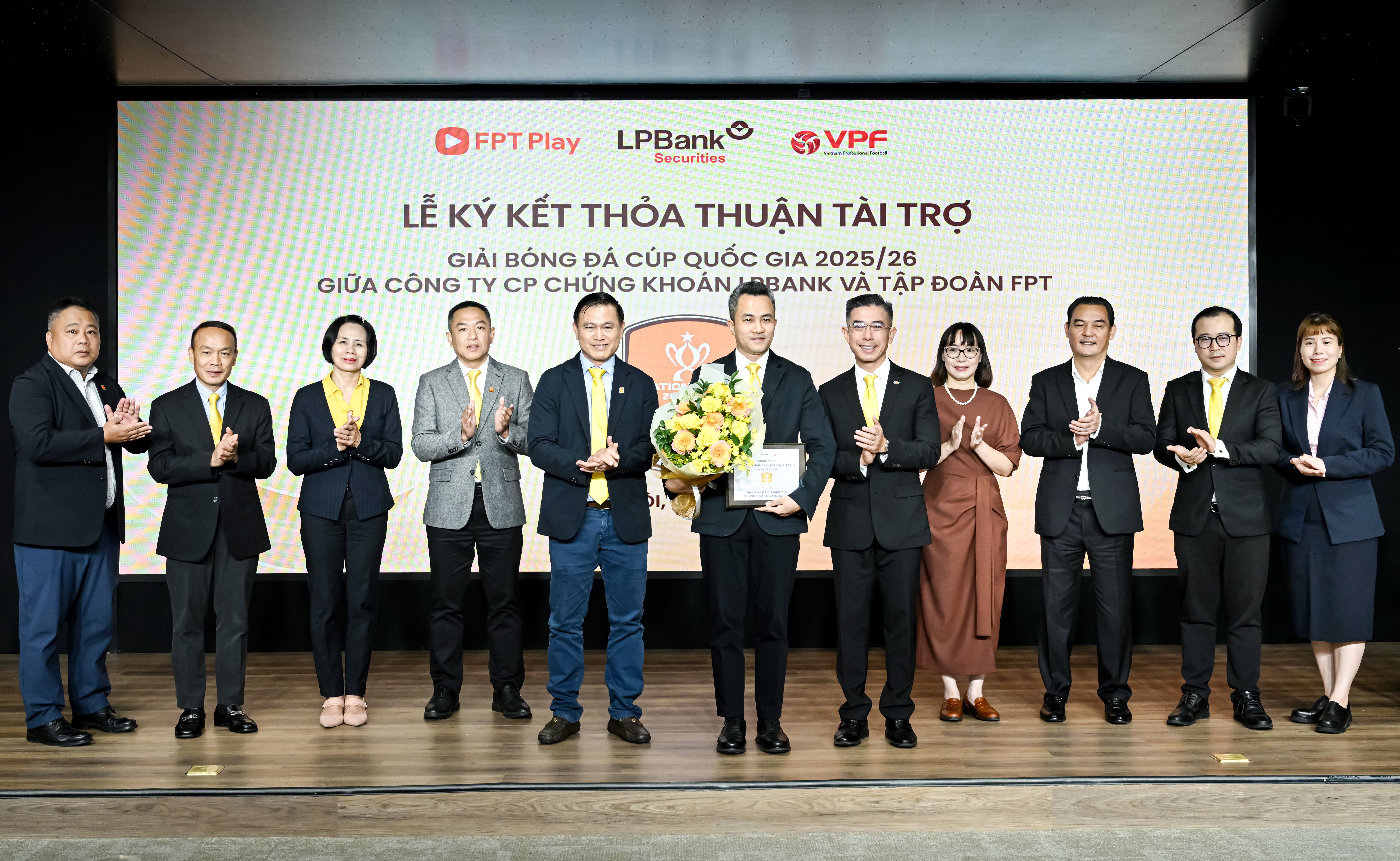 06-ong-hoang-viet-anh-chu-tich-fpt-telecom-trao-hoa-ong-tran-anh-tu-chu-tich-vpf-trao-bang-danh-vi-cho-nha-tai-tro-lpbs-1757493375.jpg