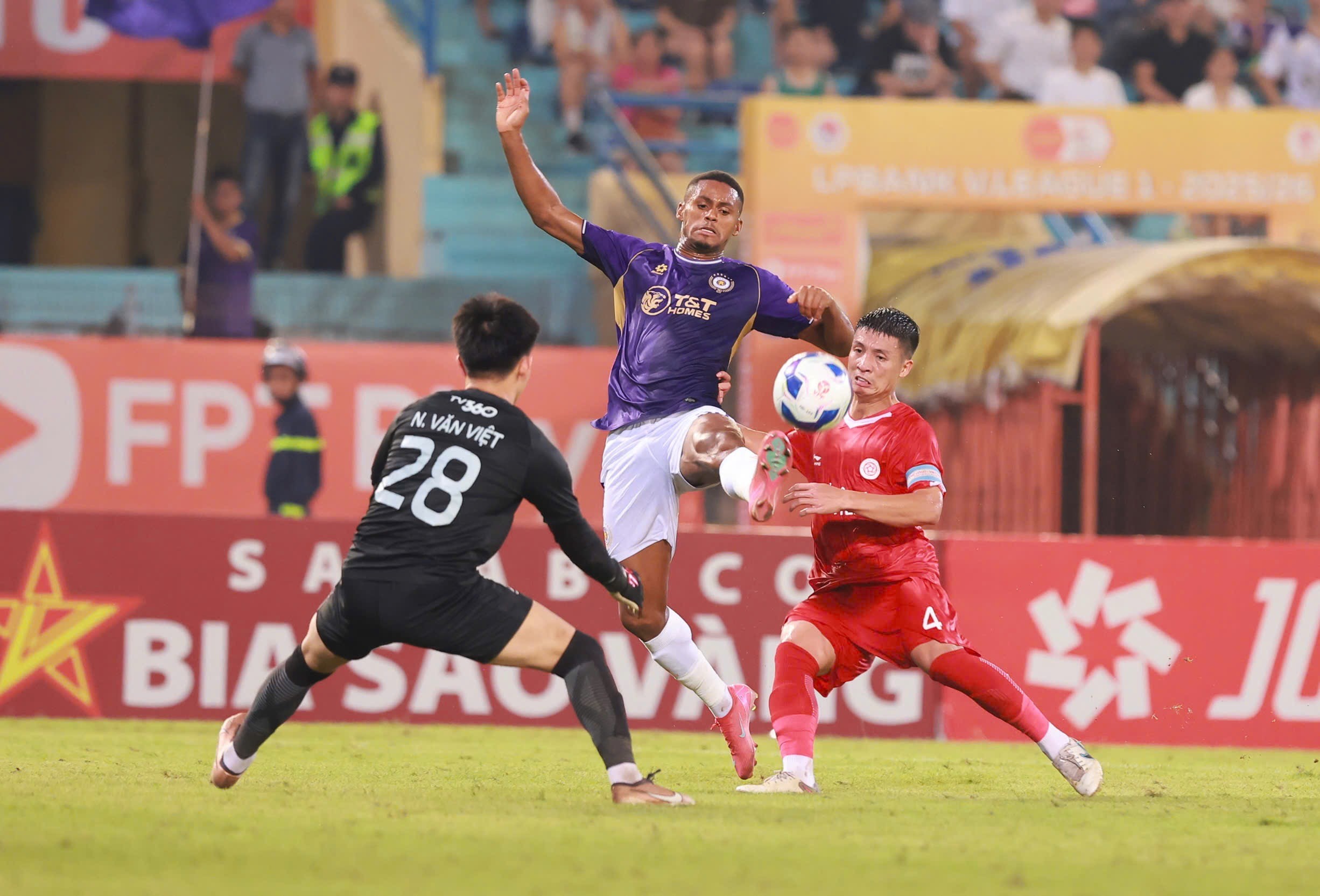 Highlights Hà Nội FC đấu Thể Công Viettel: Thủ môn tuyển Việt Nam chơi xuất thần, Hà Nội FC chôn chân ở nhóm cuối