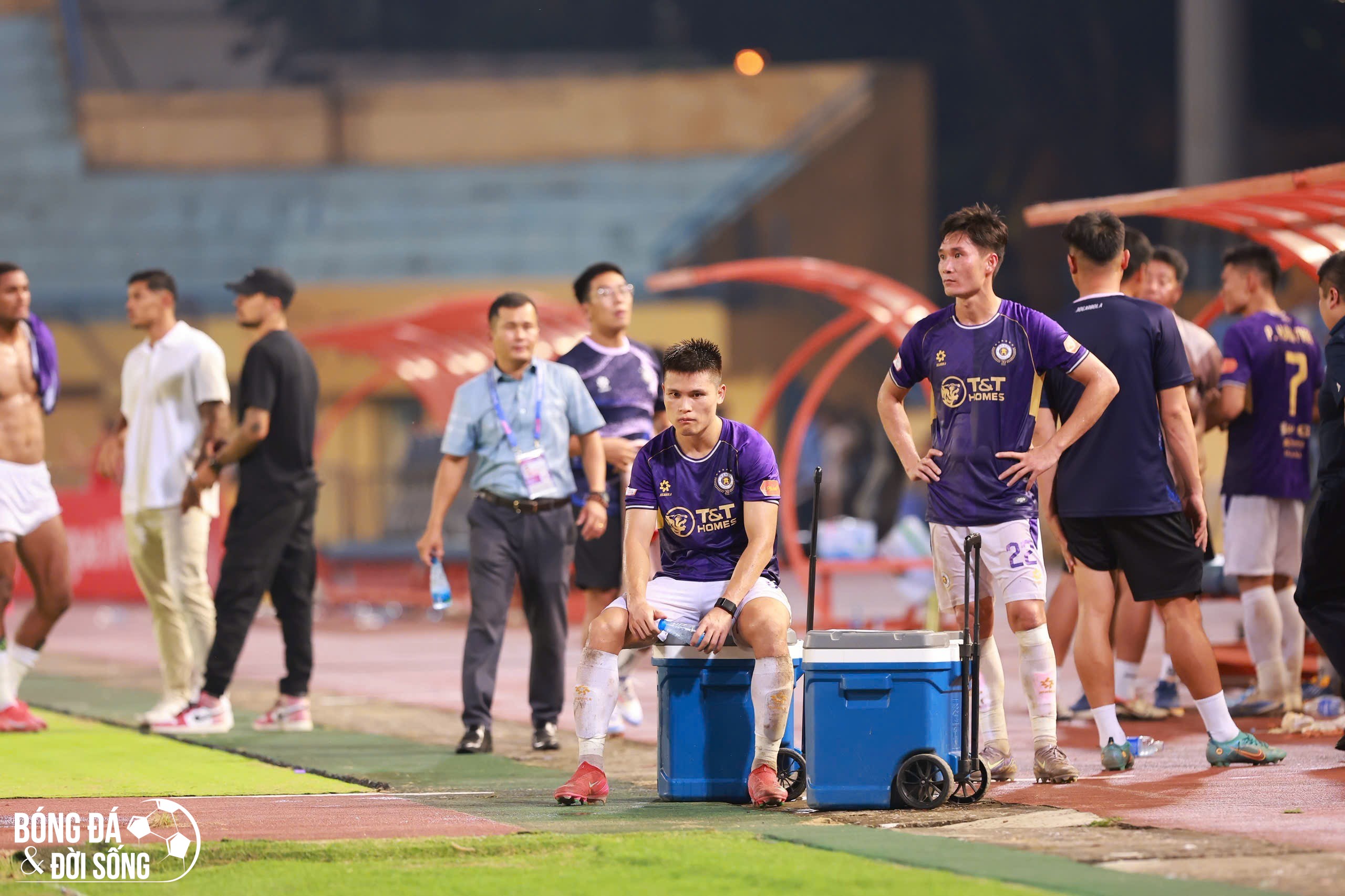 Các cầu thủ Hà Nội FC thất thần sau trận hòa Thể Công Viettel