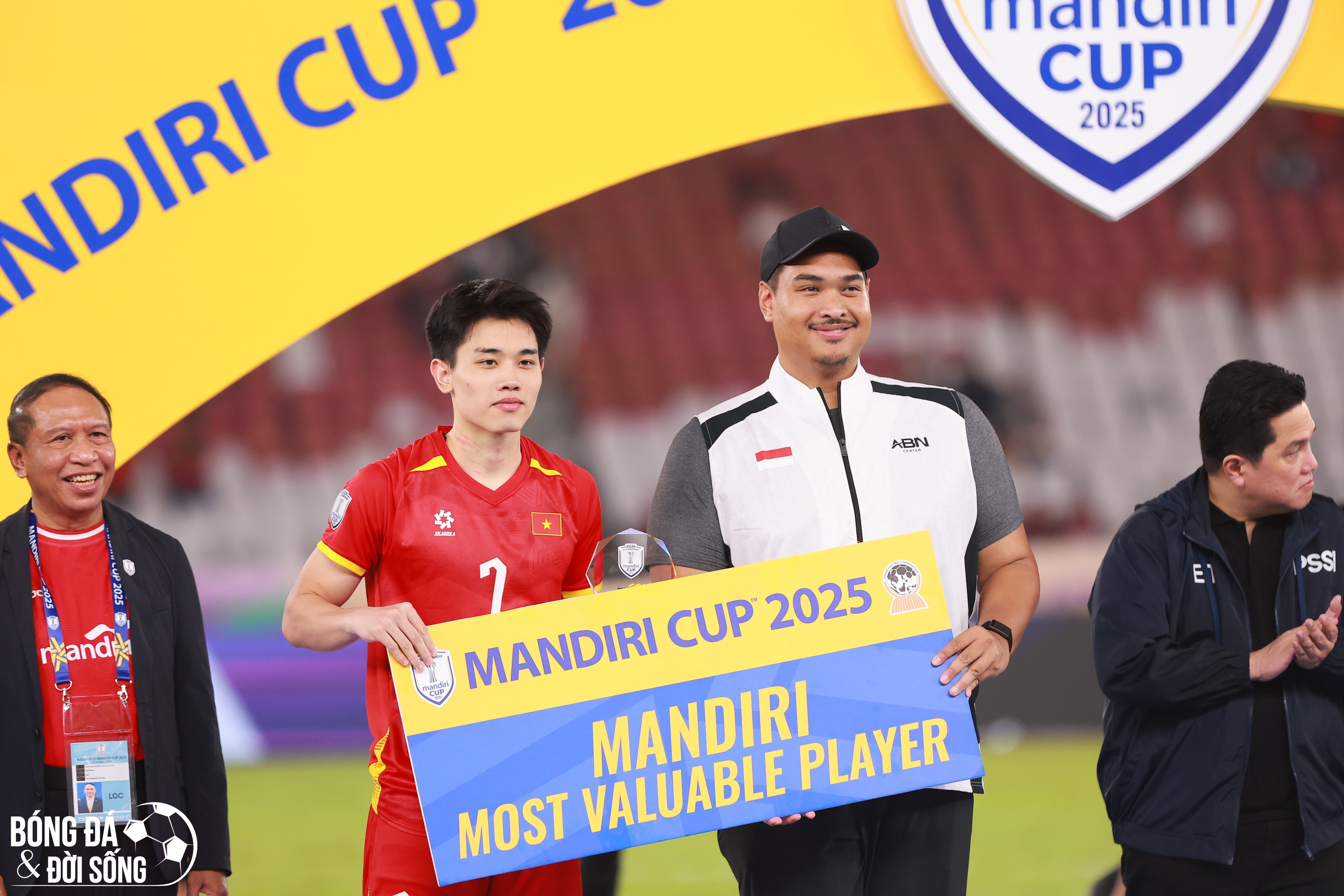 Tiền đạo Nguyễn Đình Bắc bật khóc: “Nếu không có bố mẹ, có lẽ em đã dừng lại”