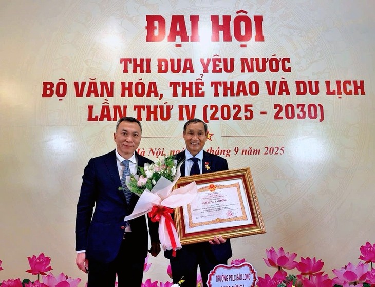 HLV Mai Đức Chung nhận danh hiệu Anh hùng Lao động