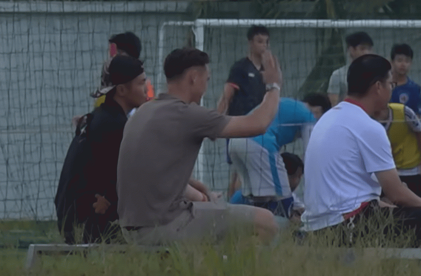 “Vị khách đặc biệt” đến xem tuyển Việt Nam tập luyện chuẩn bị tái đấu Nepal