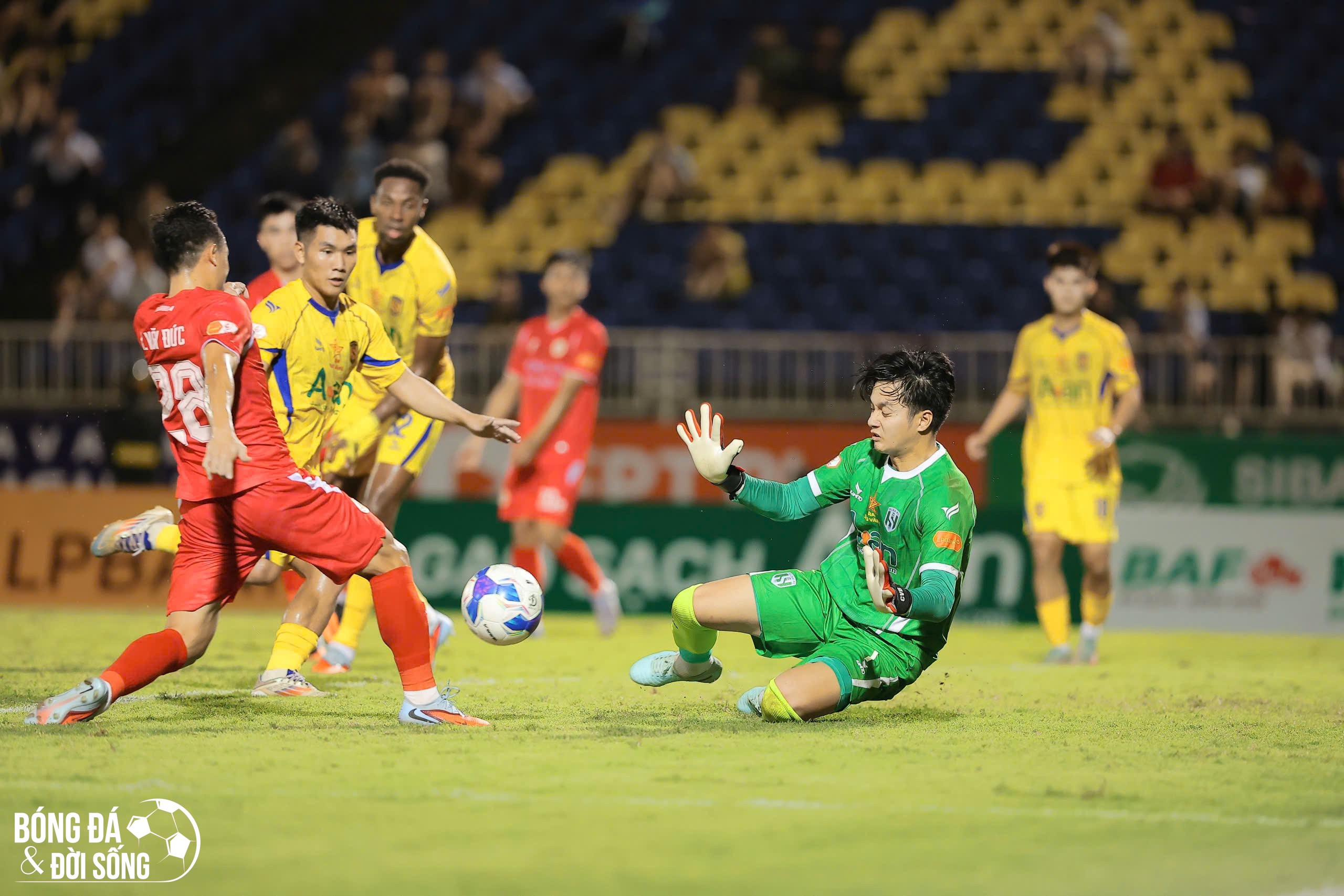 Kết quả V-League: VAR can thiệp, SLNA cầm chân CAHN dù phải đá thiếu người
