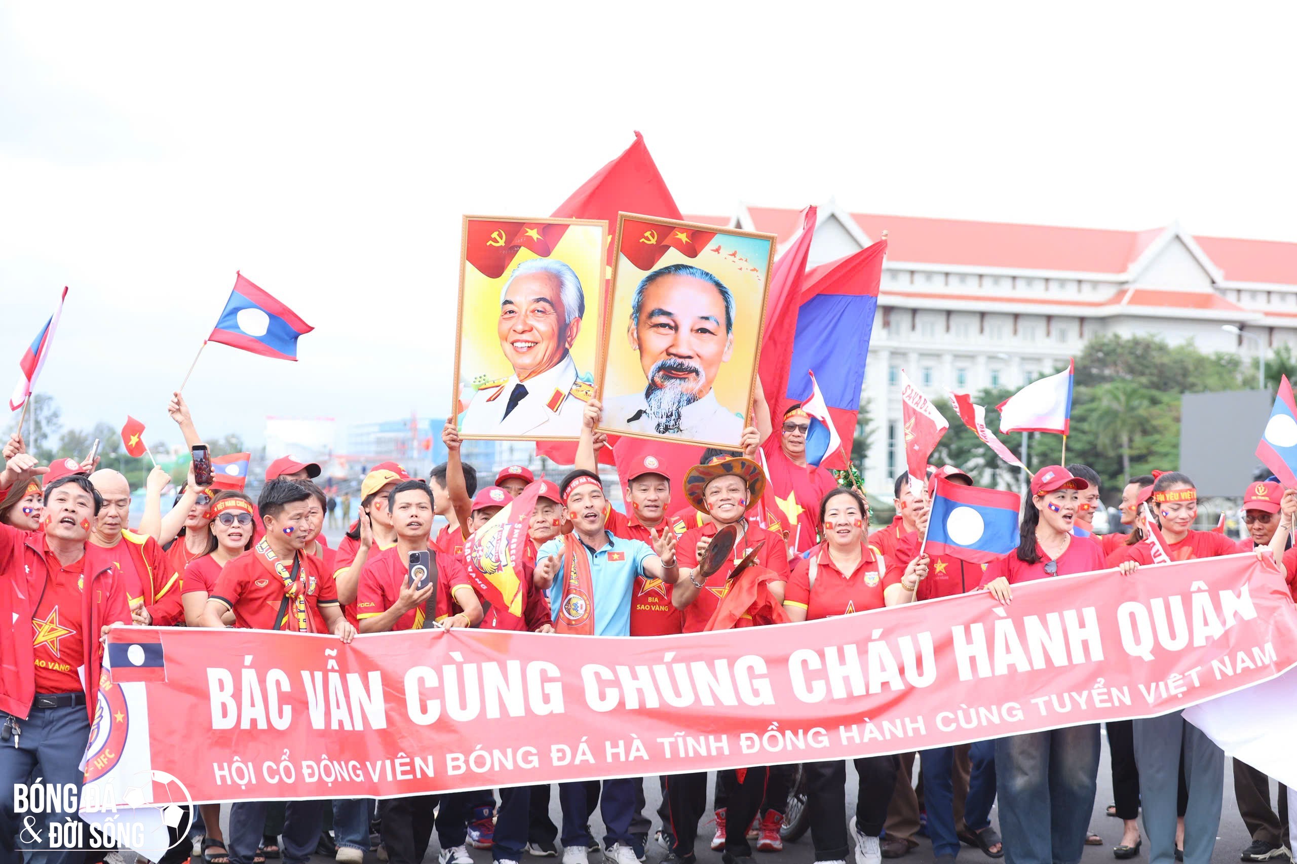 Hội CĐV Việt Nam nhuộm đỏ Viêng Chăn, "tiếp lửa" thầy trò HLV Kim Sang Sik trước trận đấu Lào
