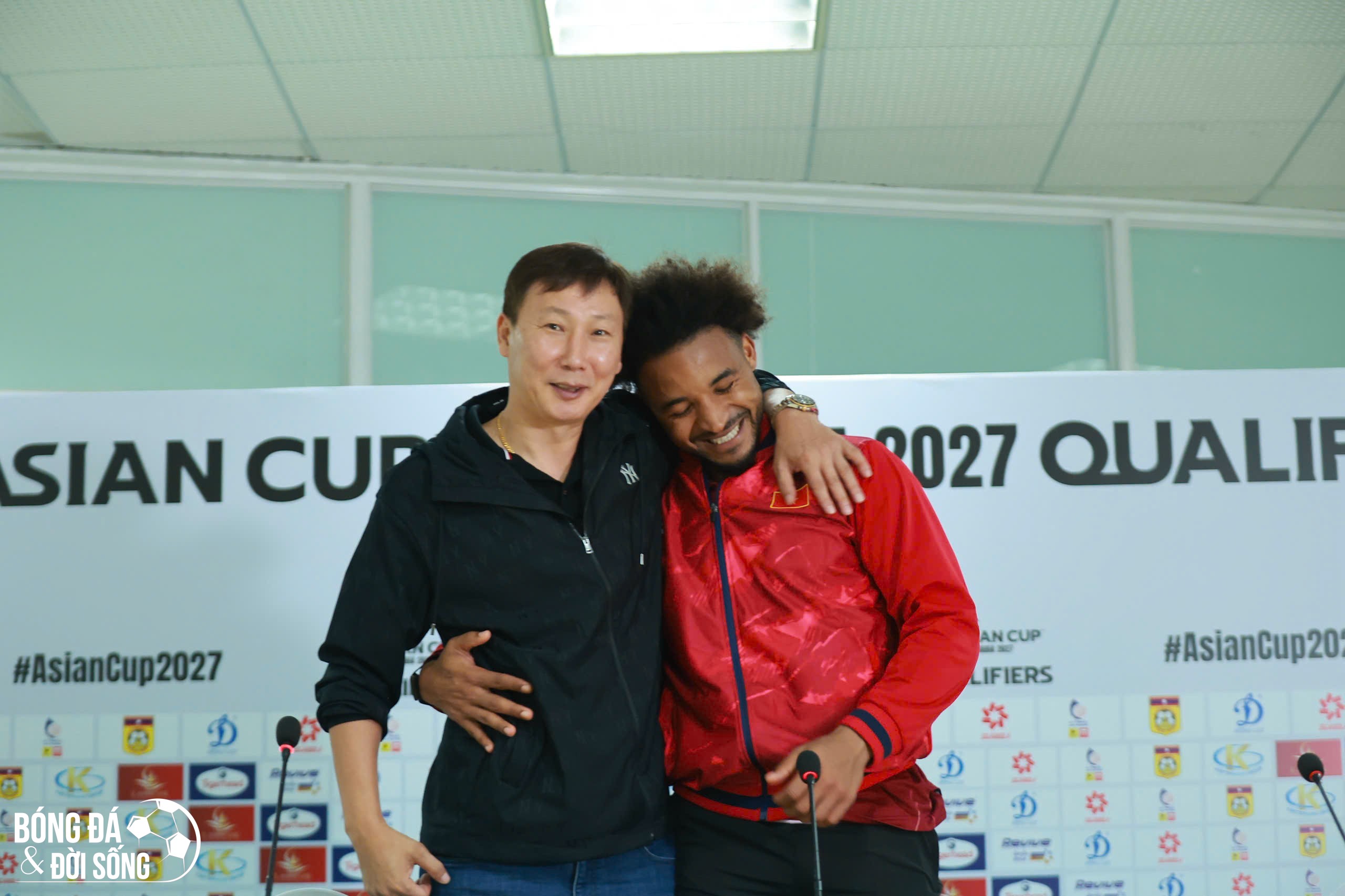 Tiền đạo Xuân Son khiêm tốn sau khi ghi bàn vào lưới ĐT Lào trong ngày tái xuất