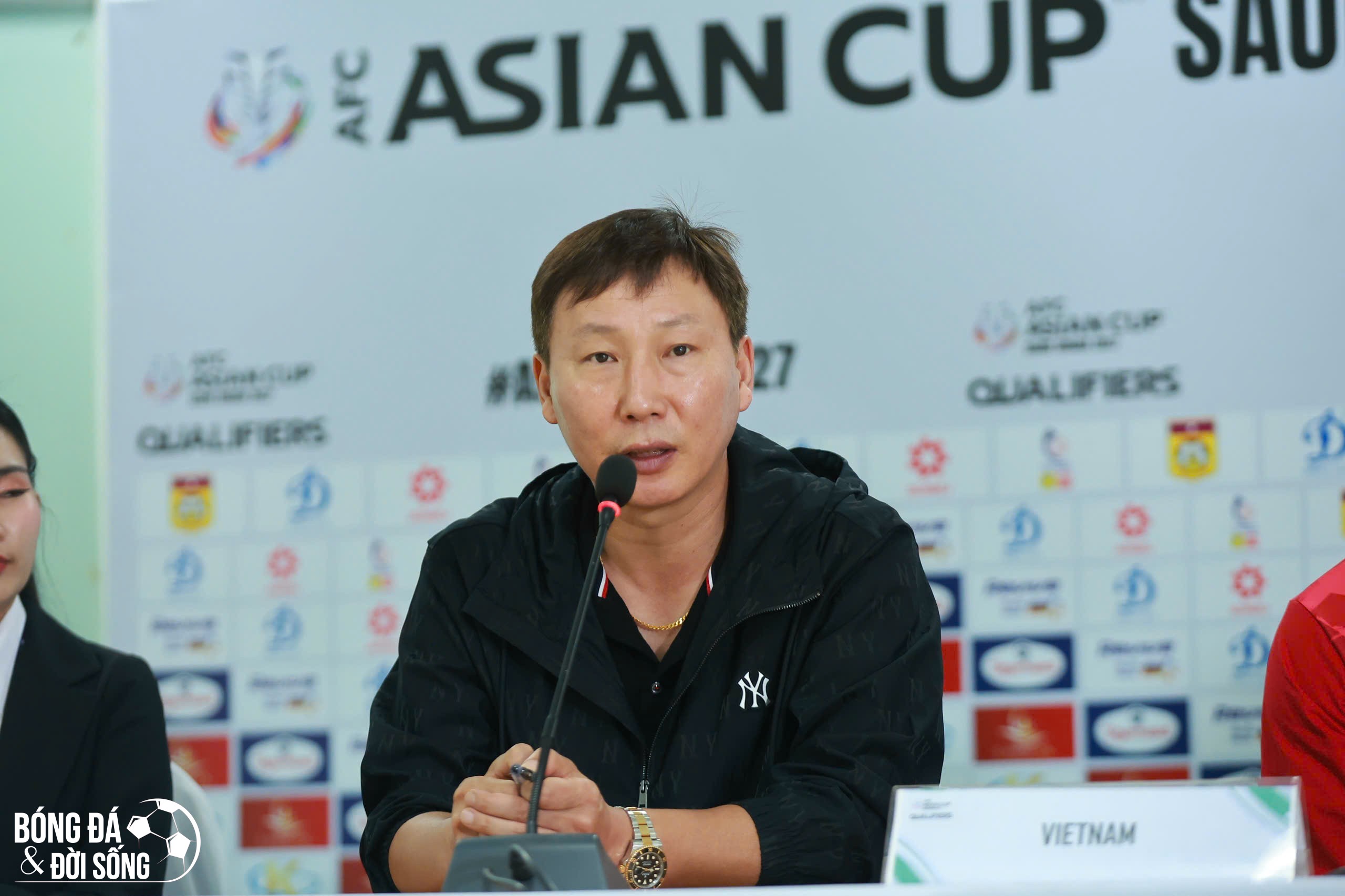 HLV Kim Sang Sik chỉ thẳng hạn chế của ĐT Việt Nam sau trận thắng Lào