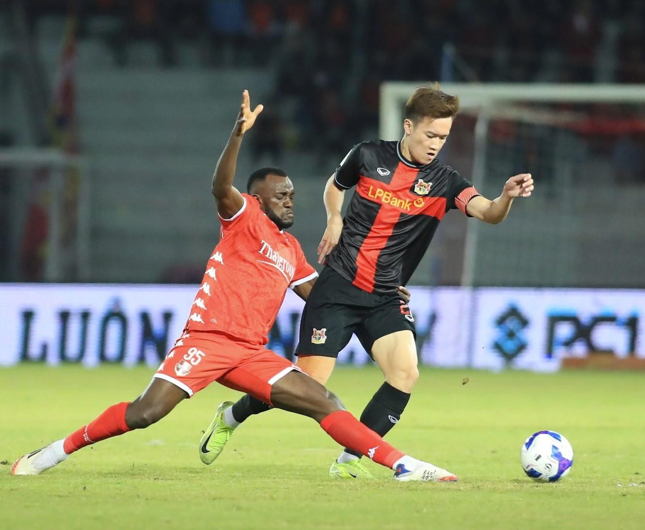 Ngược dòng đánh bại Hải Phòng, Ninh Bình vào tứ kết Cúp Quốc gia