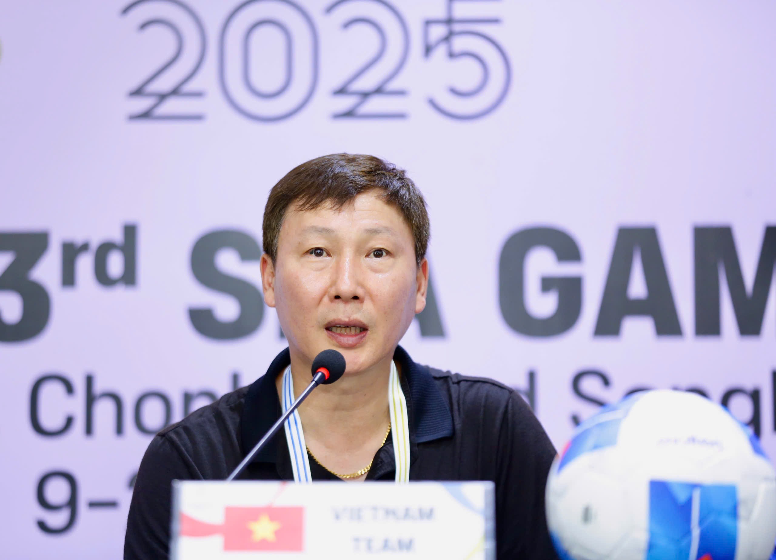 HLV Kim Sang Sik: "Tôi tiếc nuối khi đội chỉ ghi được 2 bàn thắng"