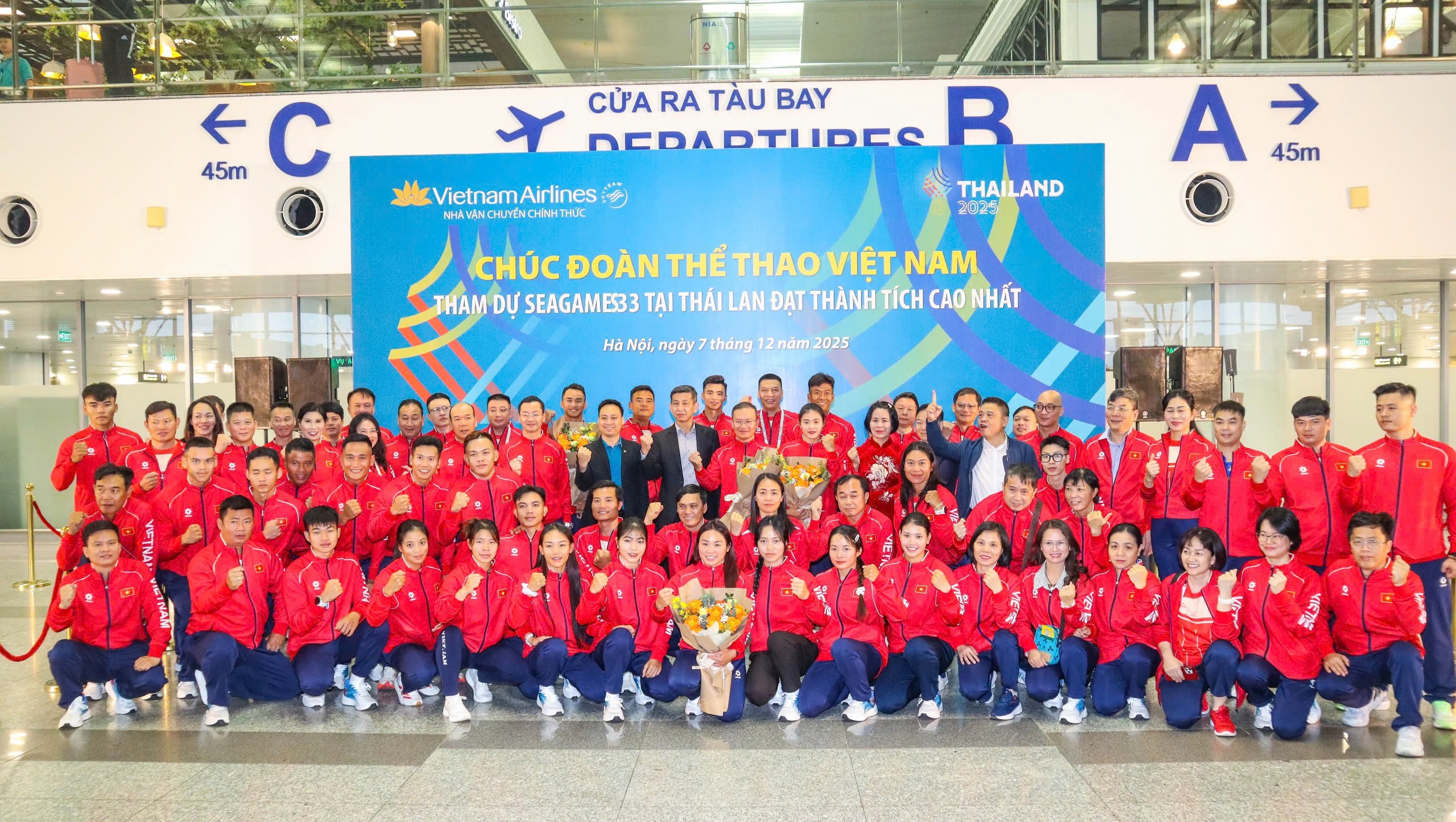 Đoàn Thể thao Việt Nam lên đường dự SEA Games 33 với quyết tâm cao