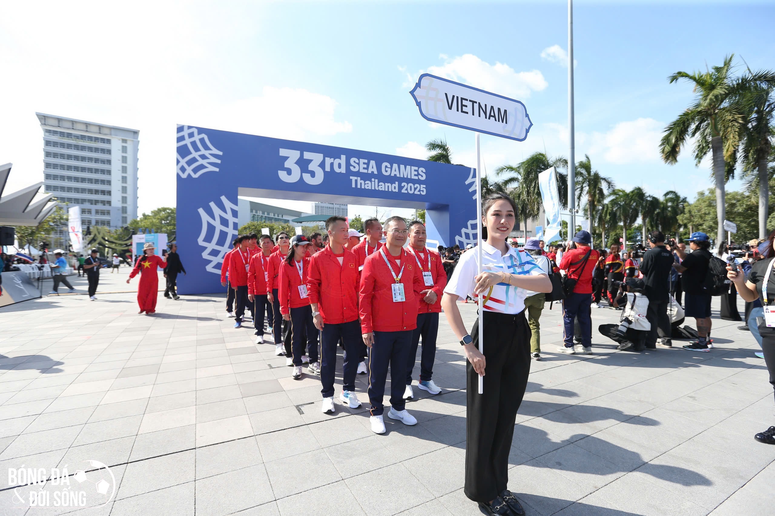 Đoàn thể thao Việt Nam trang trọng dự lễ thượng cờ SEA Games 33