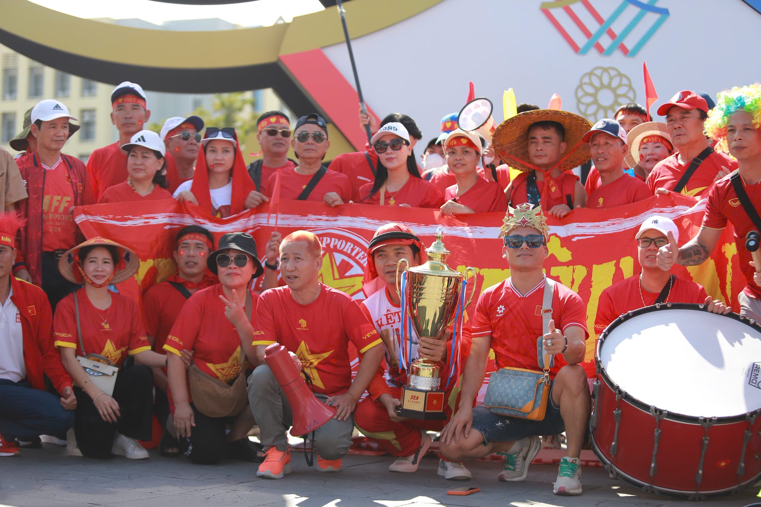 CĐV Việt Nam "tiếp lửa" U22 Việt Nam trước trận bán kết SEA Games 33