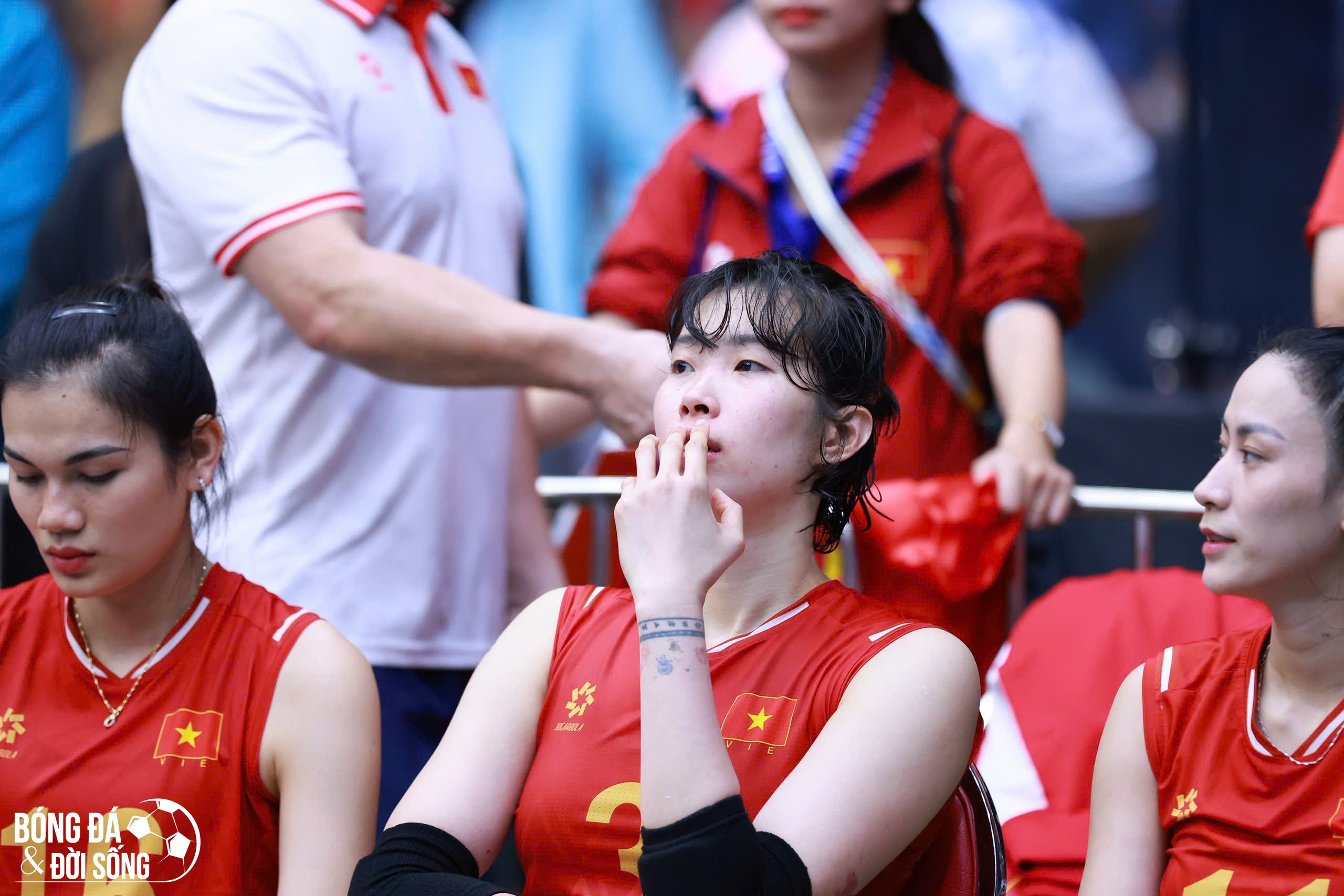 ĐT nữ bóng chuyền Việt Nam bật khóc sau trận thua oan Thái Lan tại SEA Games 33