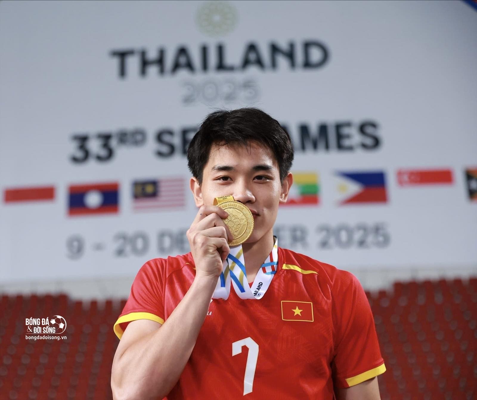 Tiền đạo Đình Bắc sáng cửa giành Quả bóng vàng Việt Nam 2025