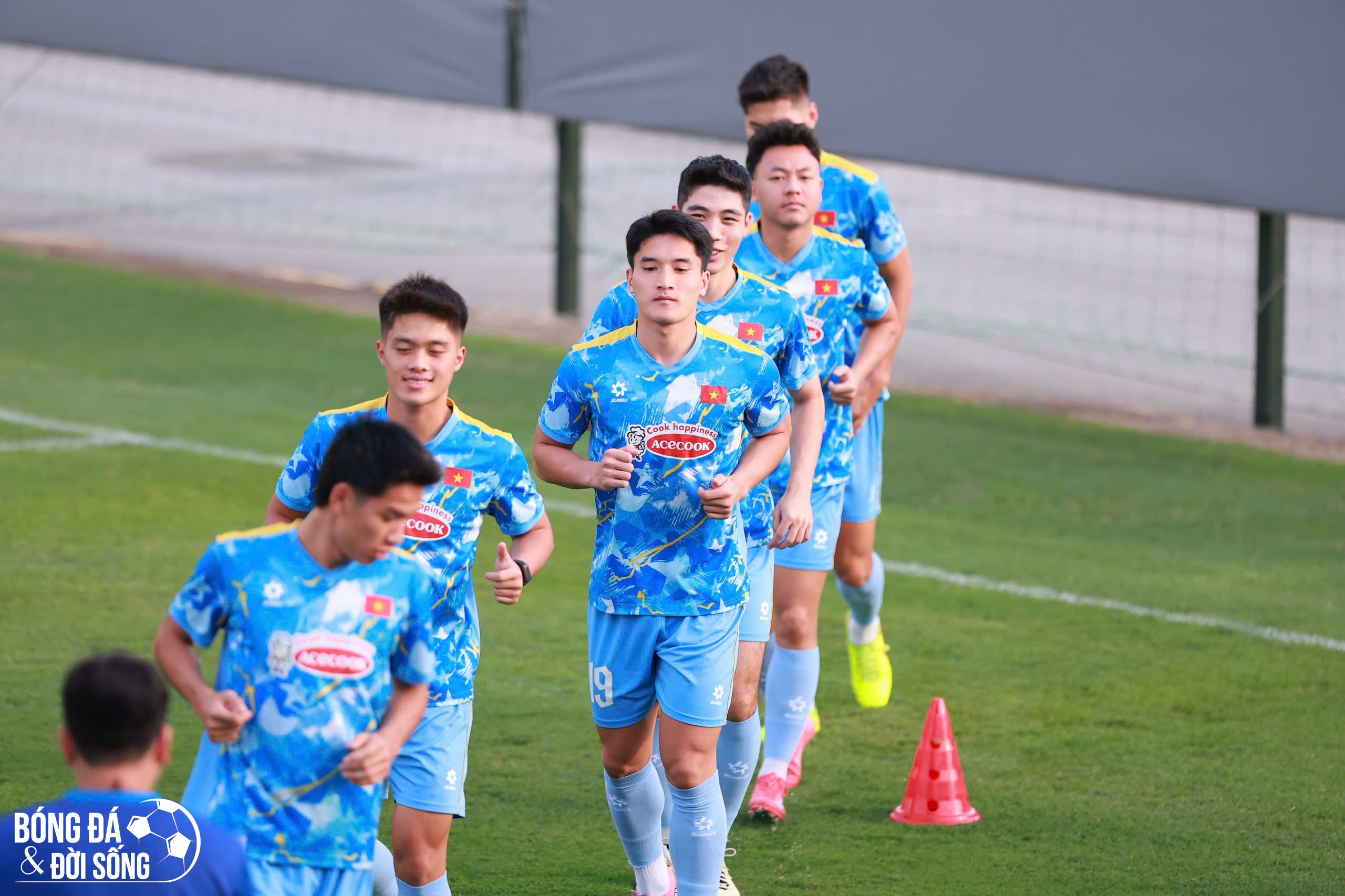 Trung Kiên vắng mặt, HLV Kim Sang Sik lo bài toán nhân sự trước giải châu Á