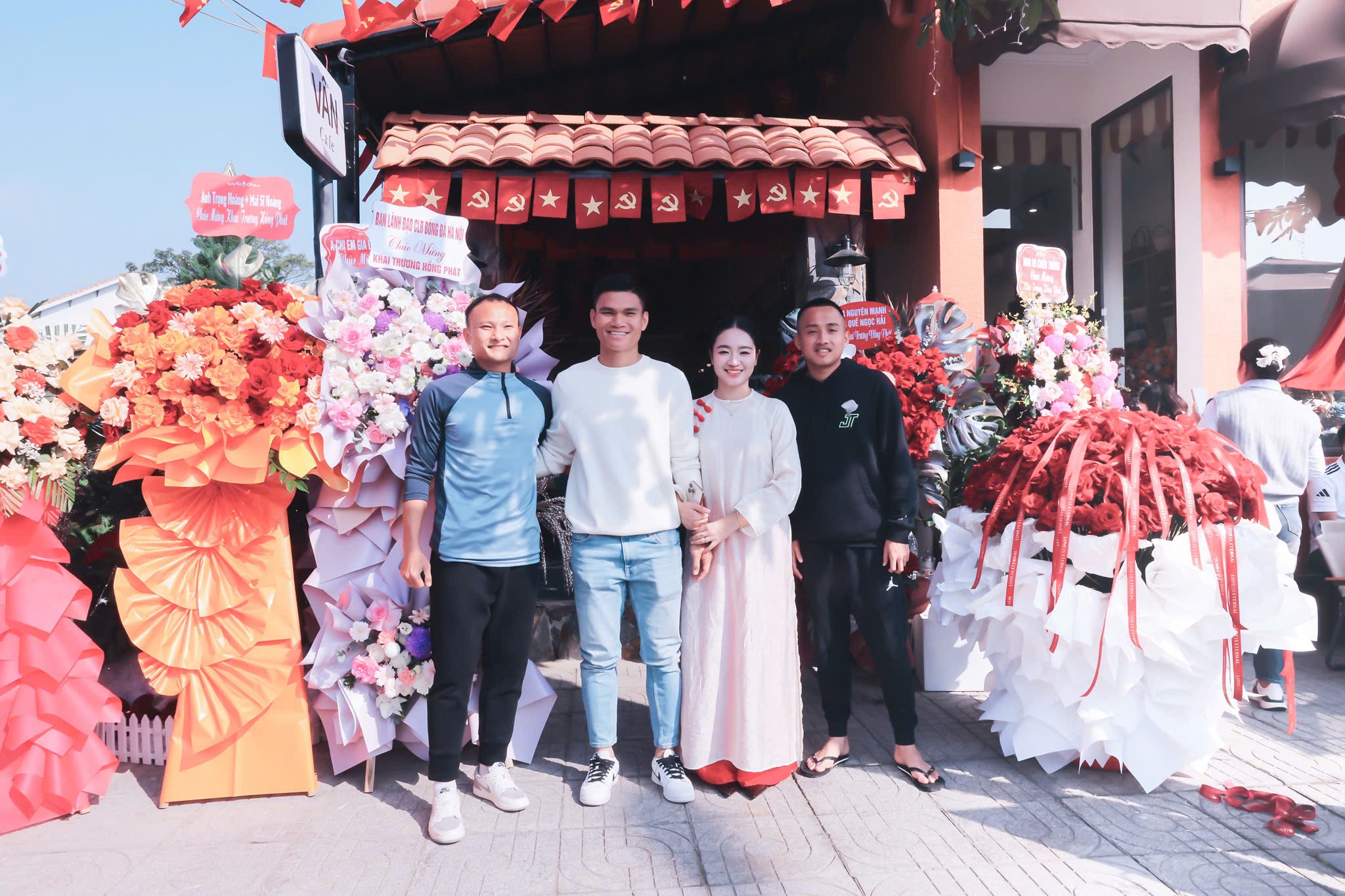 Dàn tuyển thủ bất ngờ hội ngộ trong ngày đặc biệt của hậu vệ Xuân Mạnh