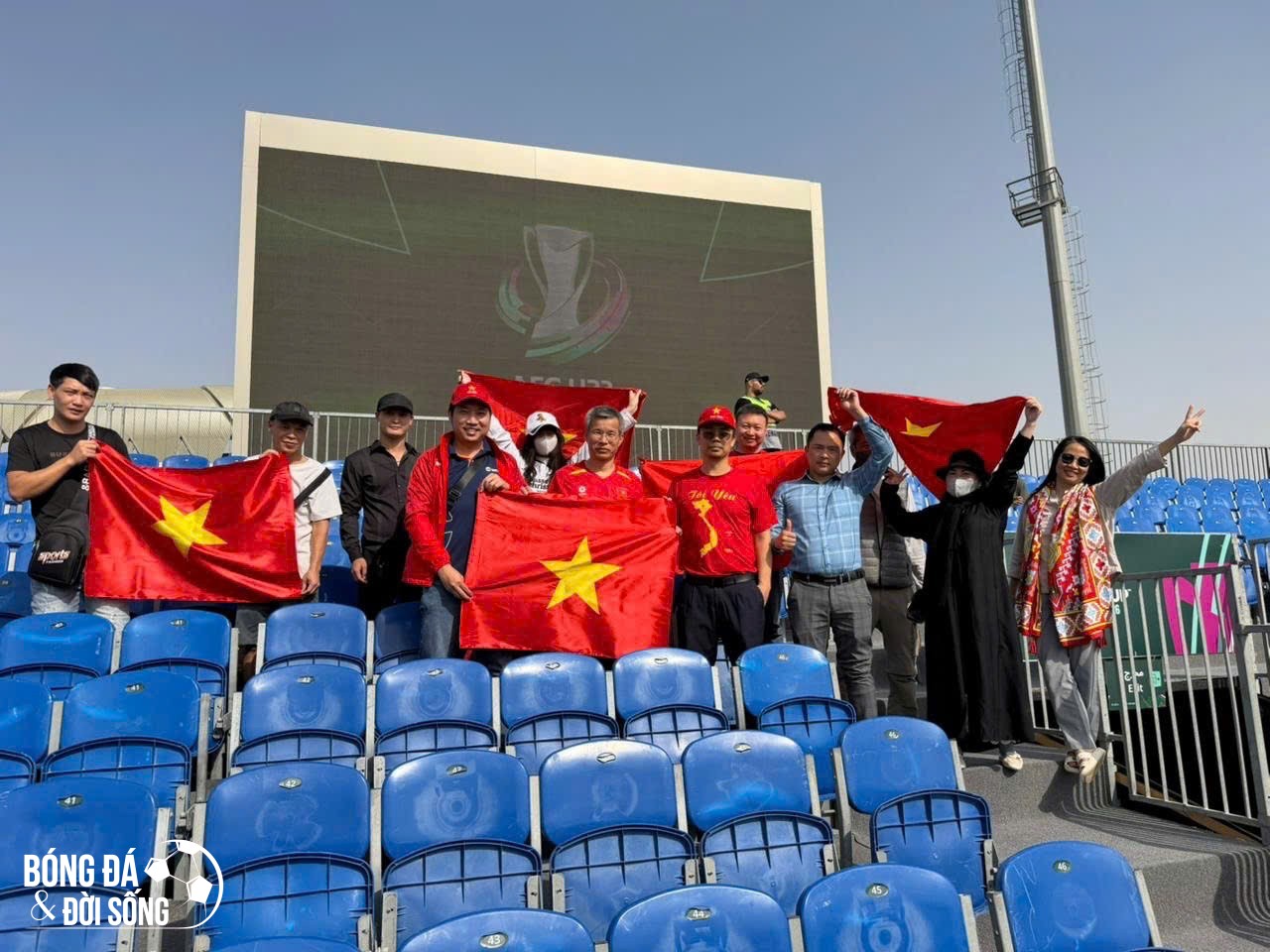 CĐV Việt Nam tại Ả Rập Xê Út có hành động đặc biệt để "tiếp lửa" thầy trò HLV Kim Sang Sik