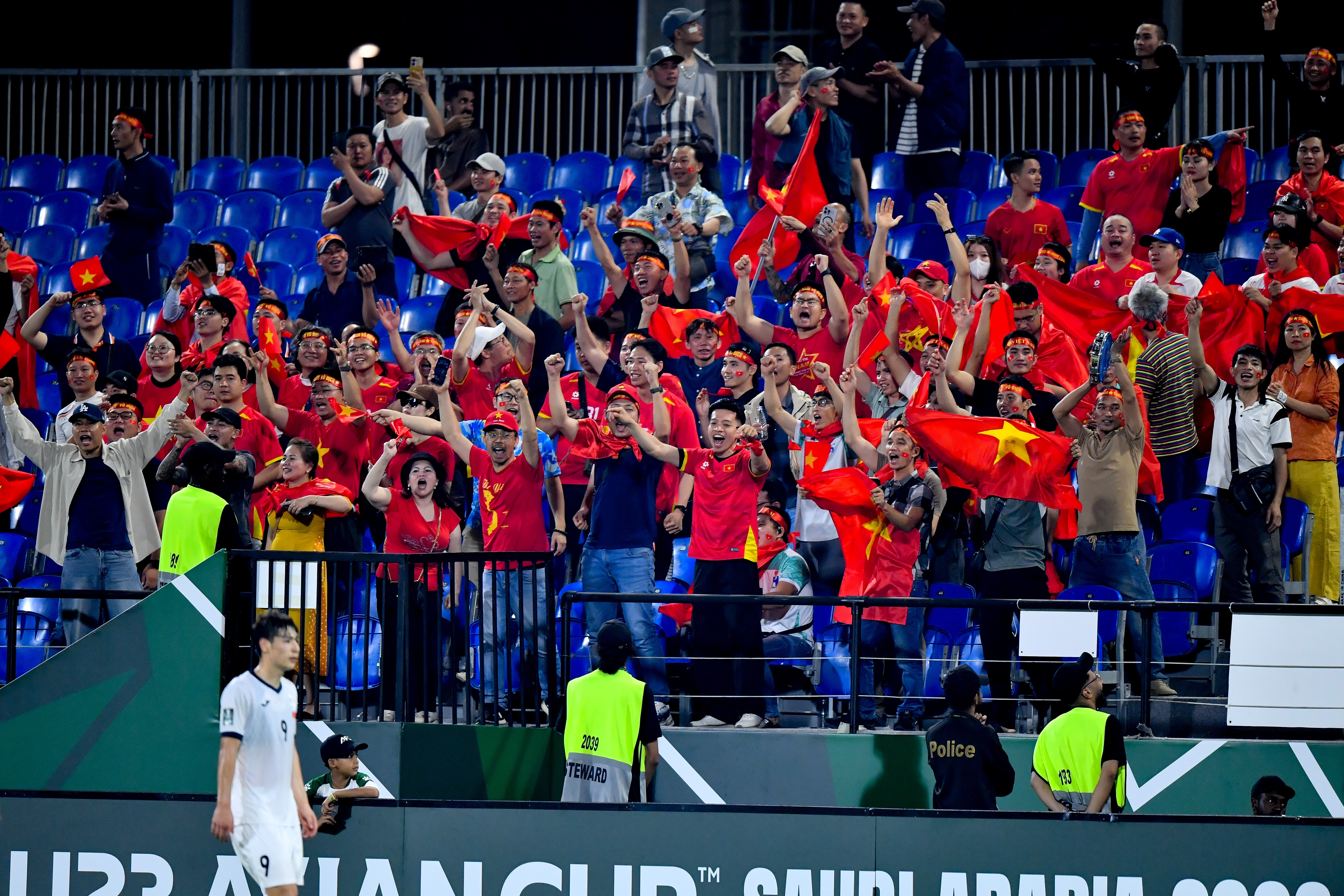 Hơn 100 kỹ sư, công nhân và người nước ngoài bị “kéo” đến sân ''tiếp lửa'' U23 Việt Nam