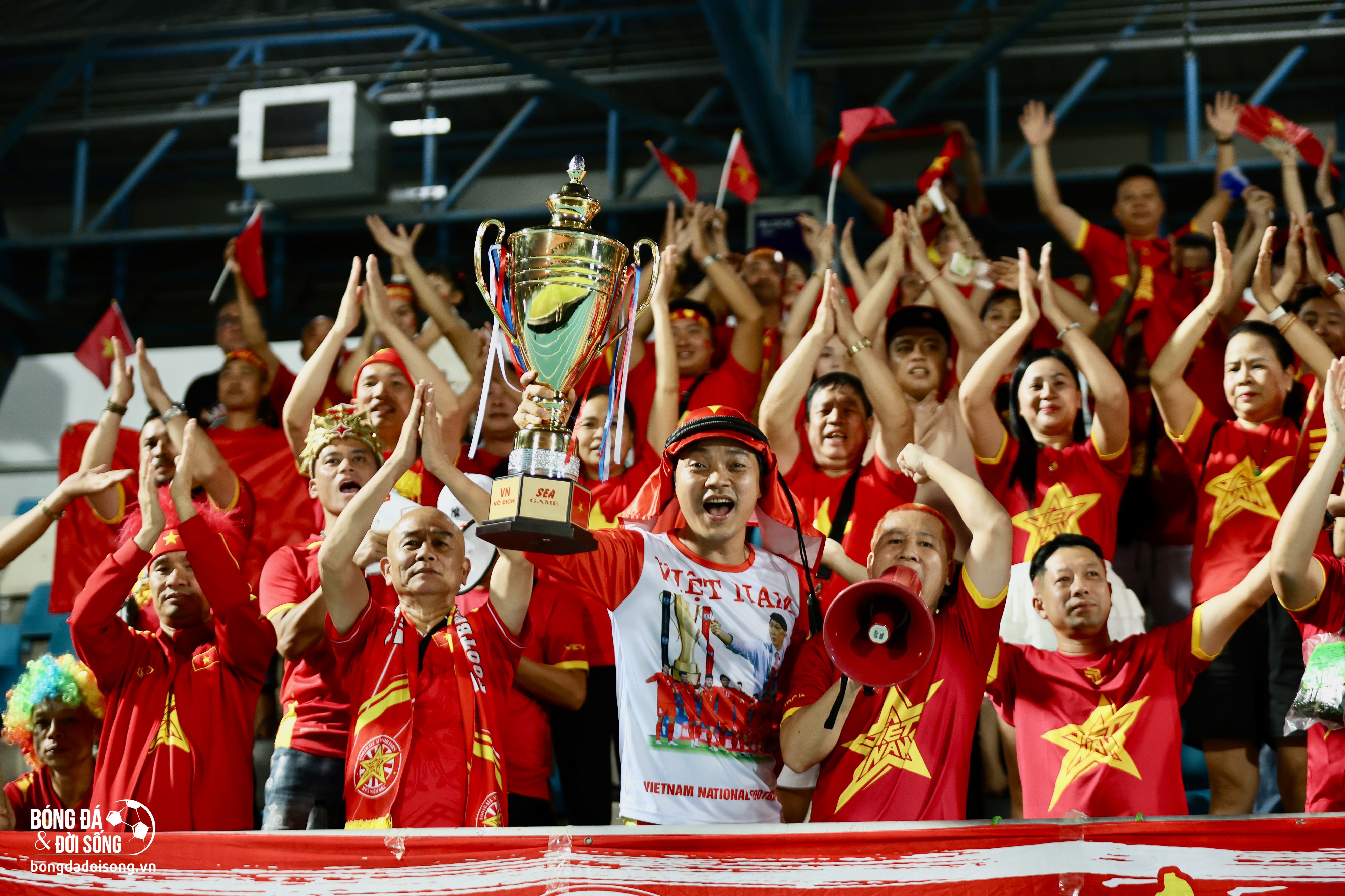 CĐV Việt Nam chi 50 triệu sang Ả Rập Xê Út ''tiếp lửa'' U23 Việt Nam