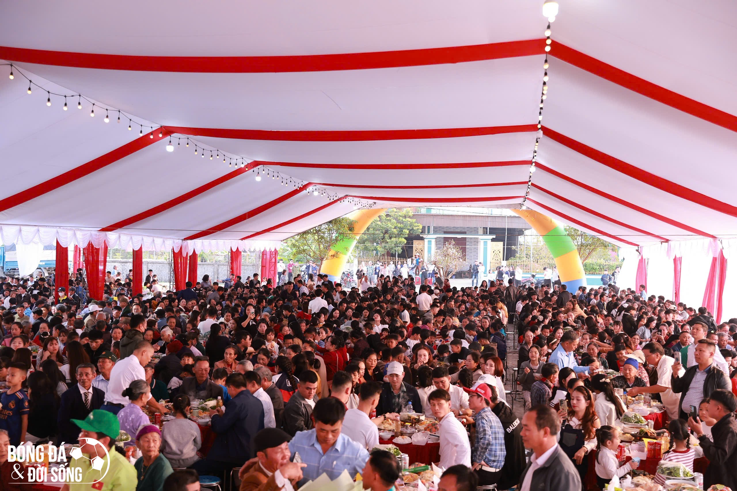 Đông như concert: Hàng nghìn người dân đến chung vui cùng tiền đạo Đình Bắc